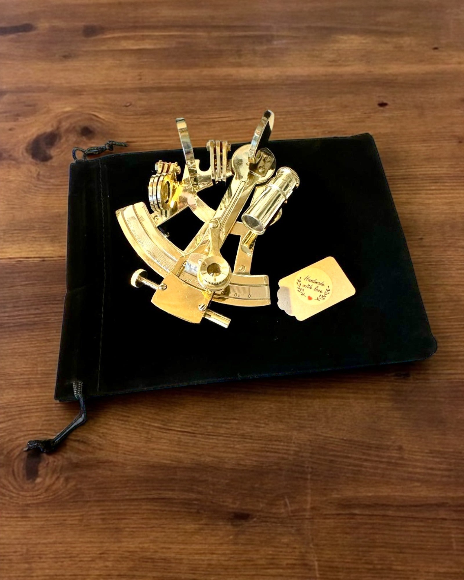 Umelecký sextant zlatej farby - možnosť personalizácie gravírovaním