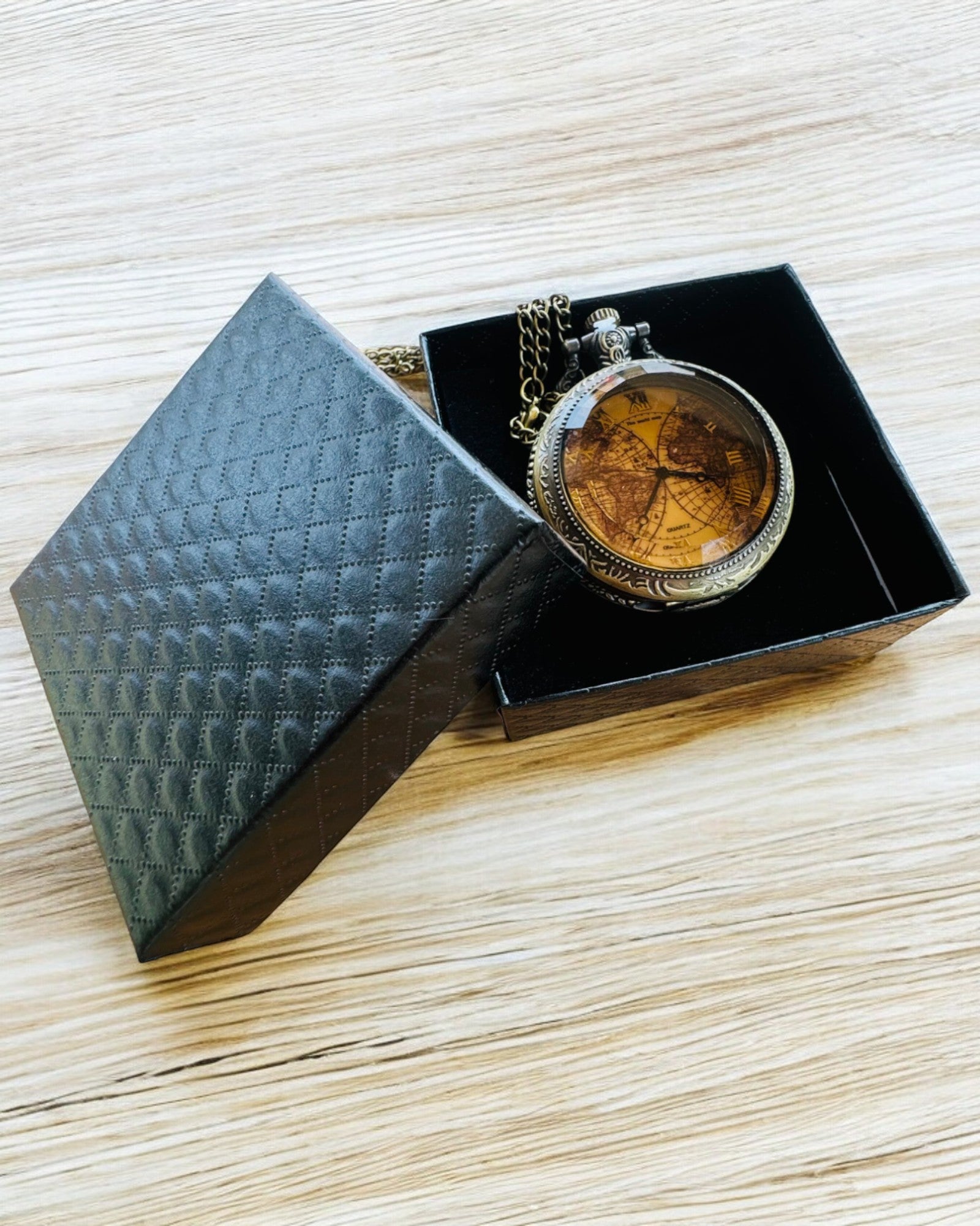 Klasické Kremenné Vreckové Hodinky s Mapou Sveta – Prívesok s Retiazkou v Štýle Vintage pre Ňu a pre Neho, gravírovanie