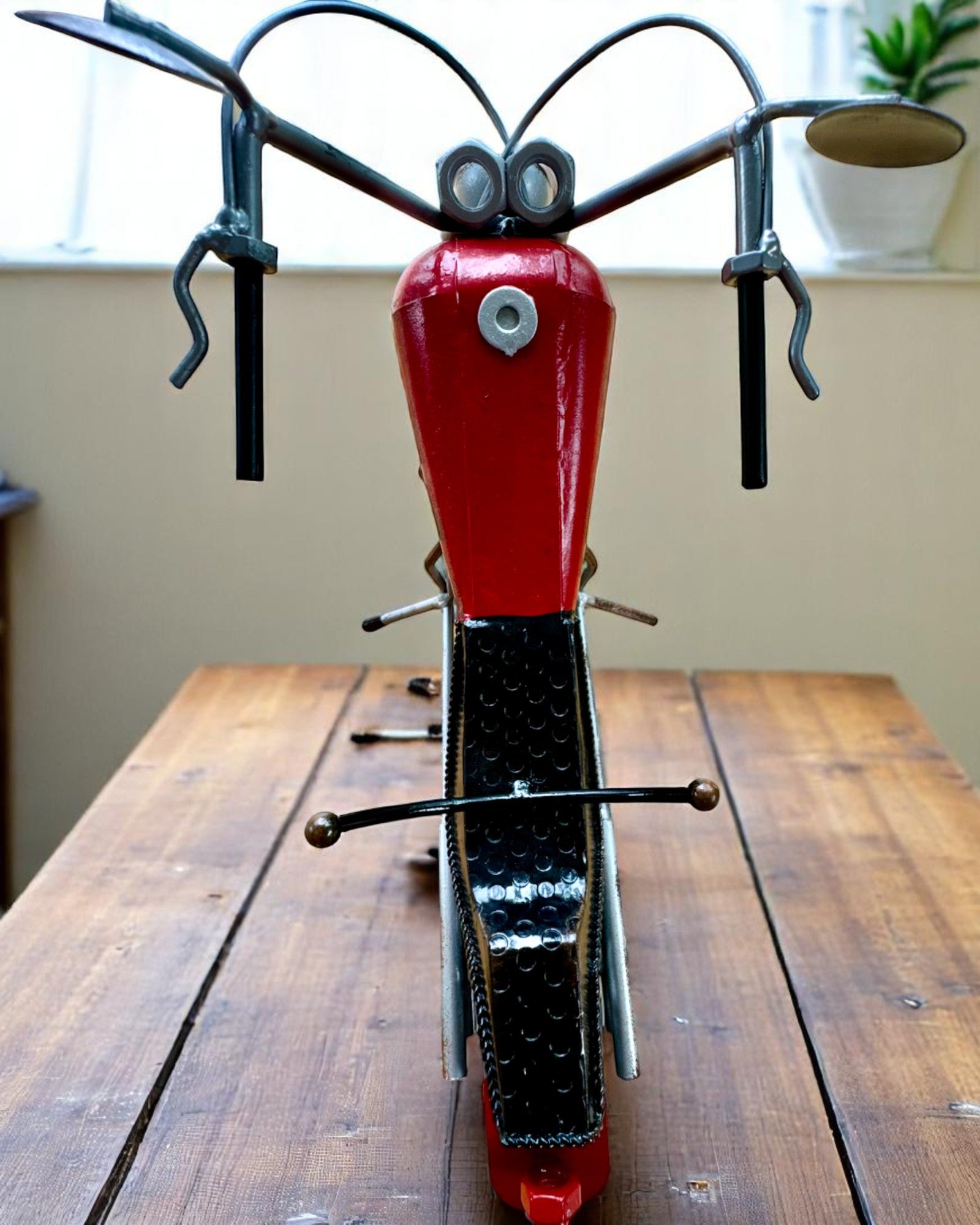 Kovový stojan na víno, 40 cm dlhý, v tvare motocykla s možnosťou gravírovania ako darček