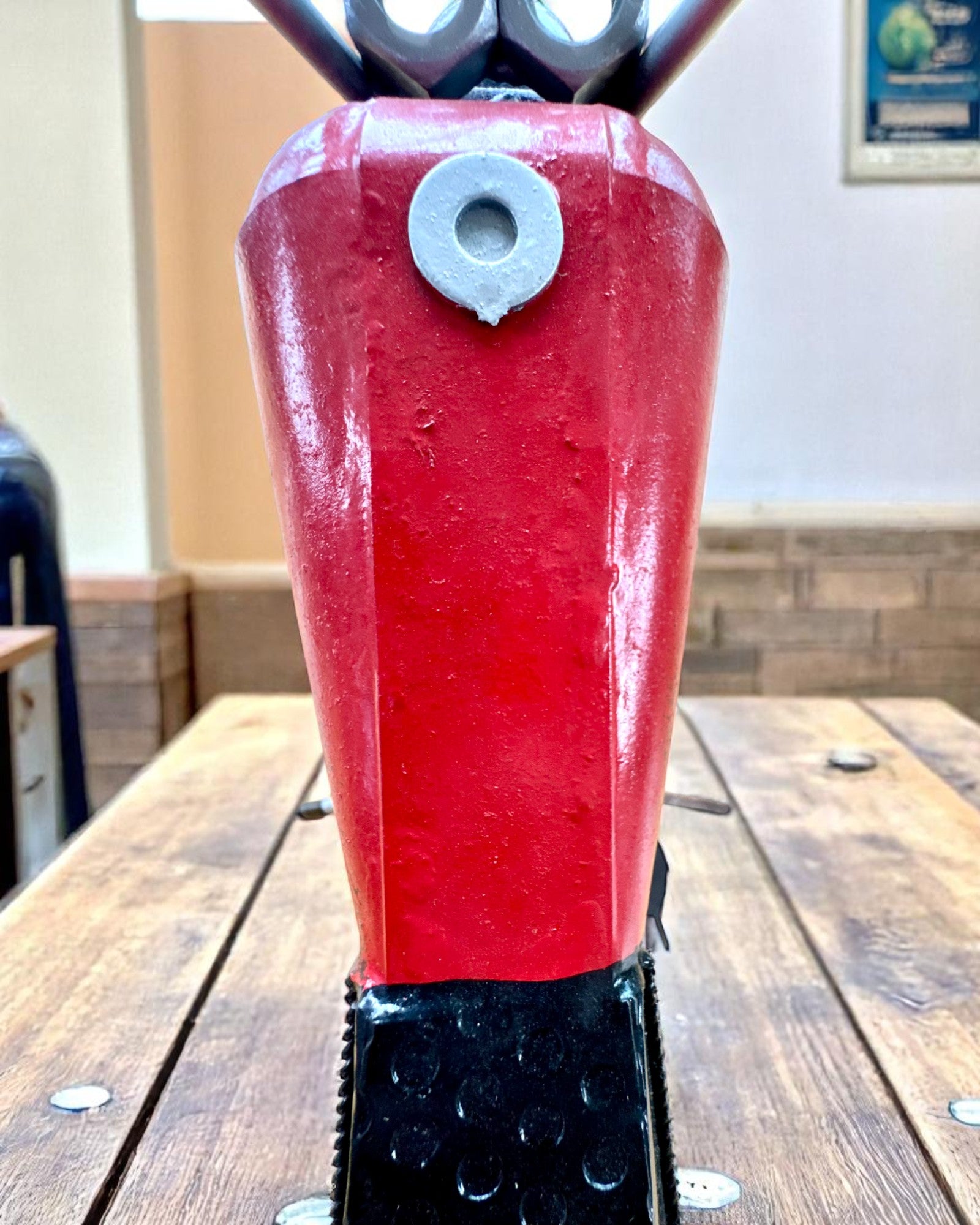 Kovový stojan na víno, 40 cm dlhý, v tvare motocykla s možnosťou gravírovania ako darček