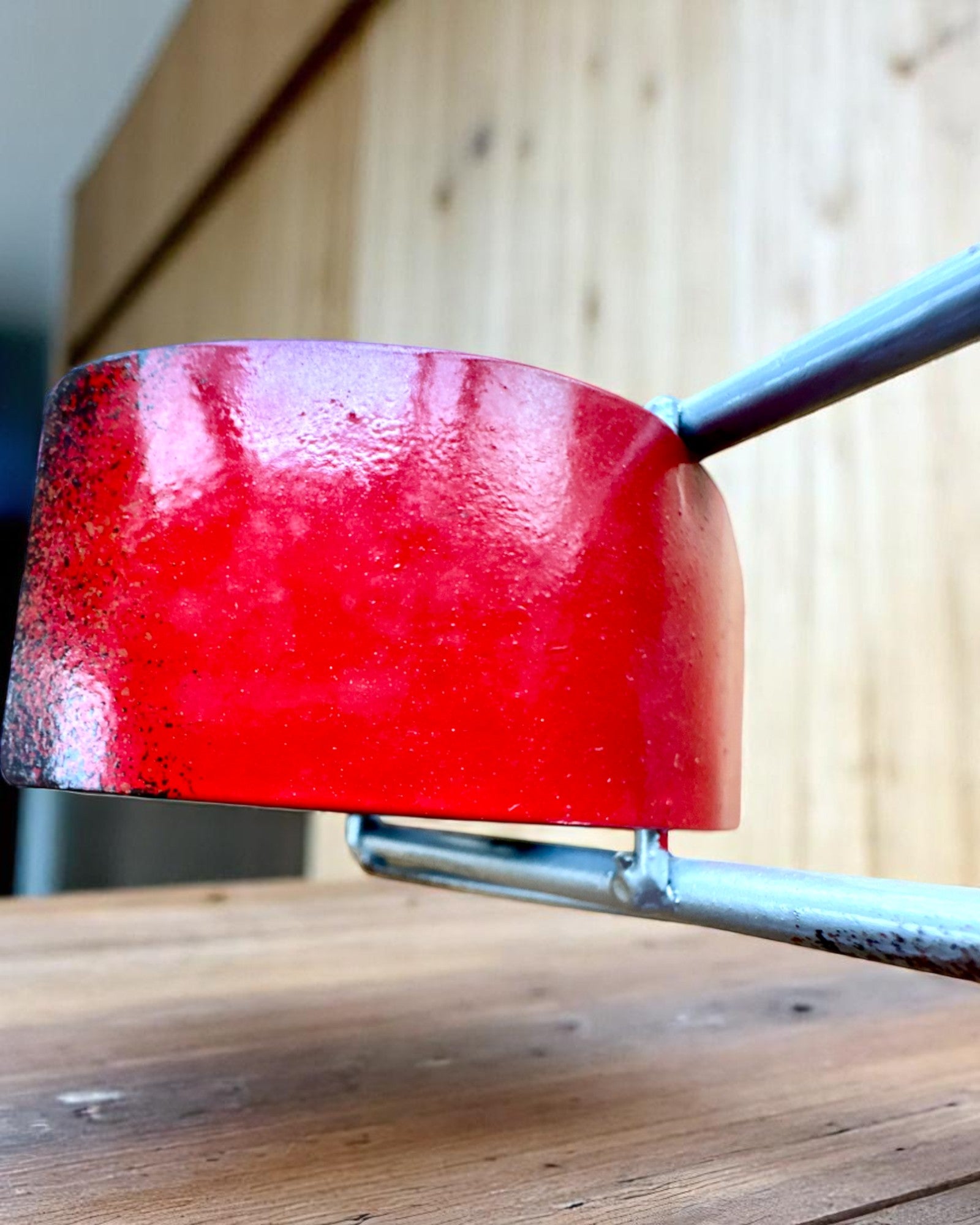 Kovový stojan na víno, 40 cm dlhý, v tvare motocykla s možnosťou gravírovania ako darček