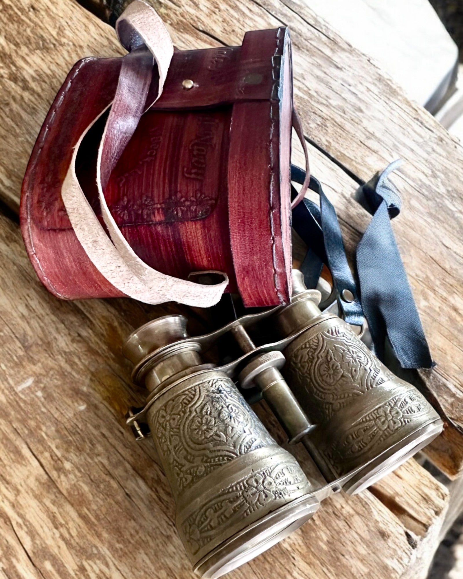 Lornetka z etui skórzanym Victorian's Eye, 11 cm Mosiężna, Ręcznie zdobiona, personalizacja grawerem na prezent