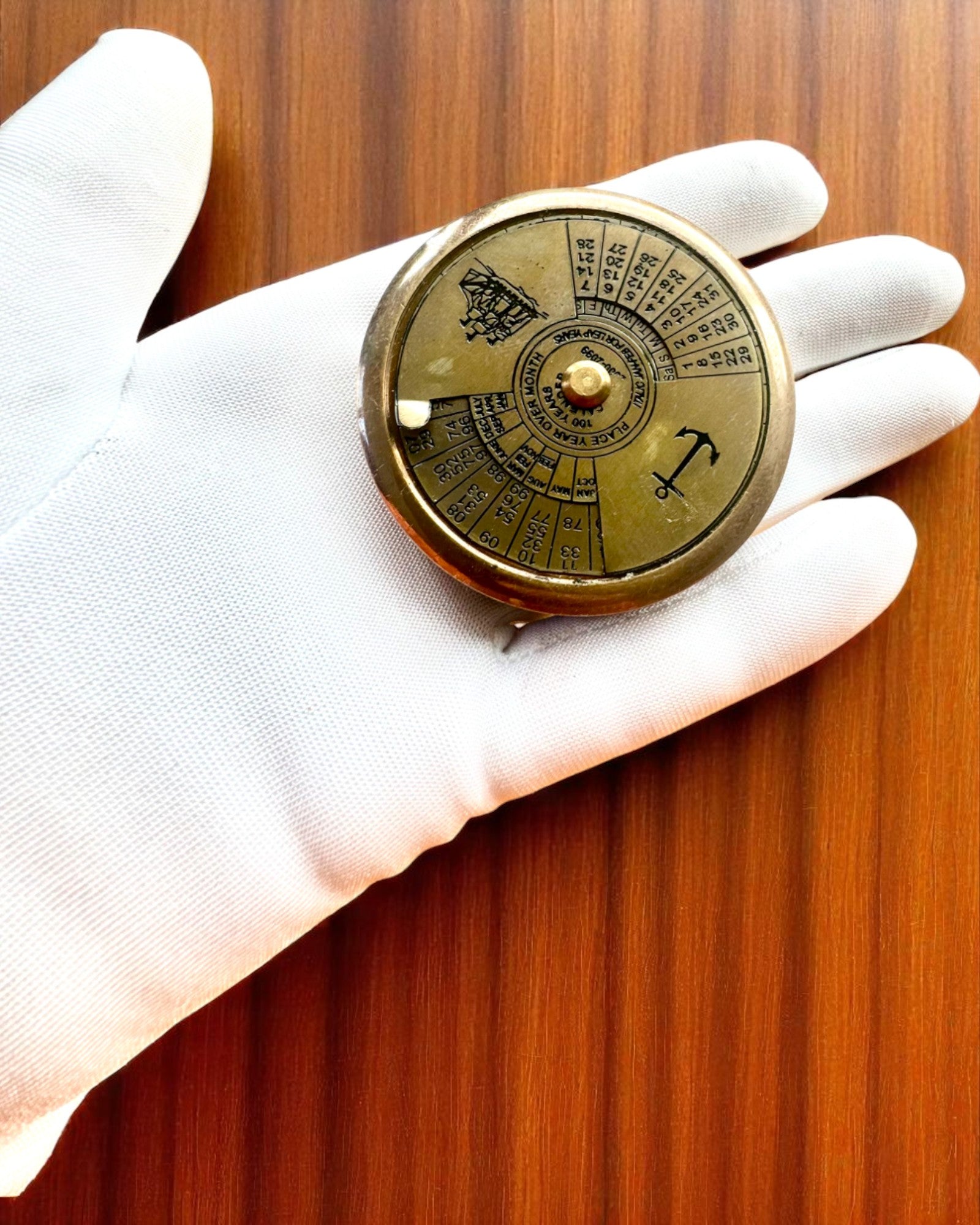 Mini Kalendar Kapitánsky „Navigator“ – mosadzná dekorácia s dušou plavby, možnosť gravírovania na darček, priemer 5 cm