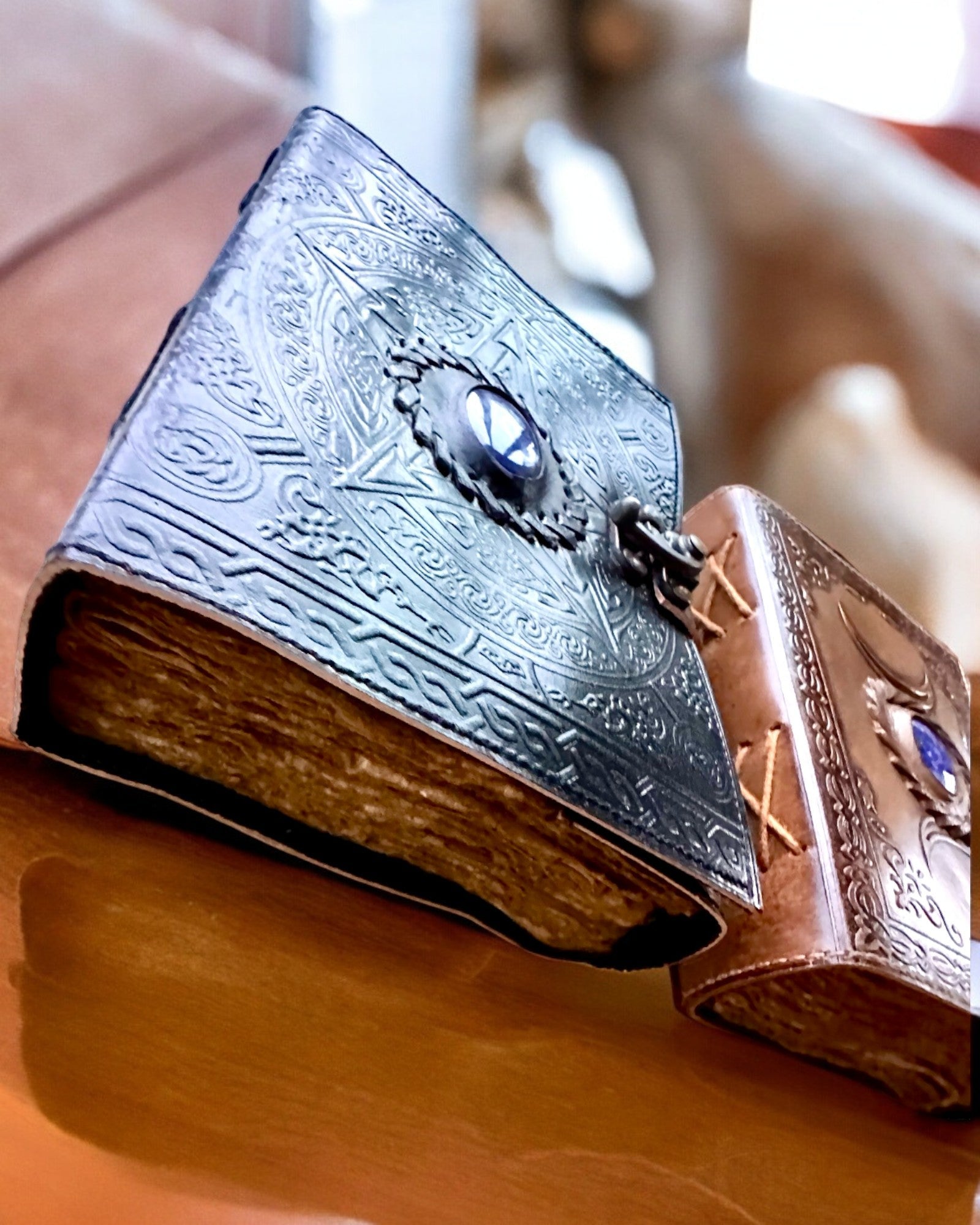 Prémiový Denník, Antický vzor, Kožený Zápisník "Magická Kronika" 200 strán, 2 varianty na výber, personalizácia gravírovaním