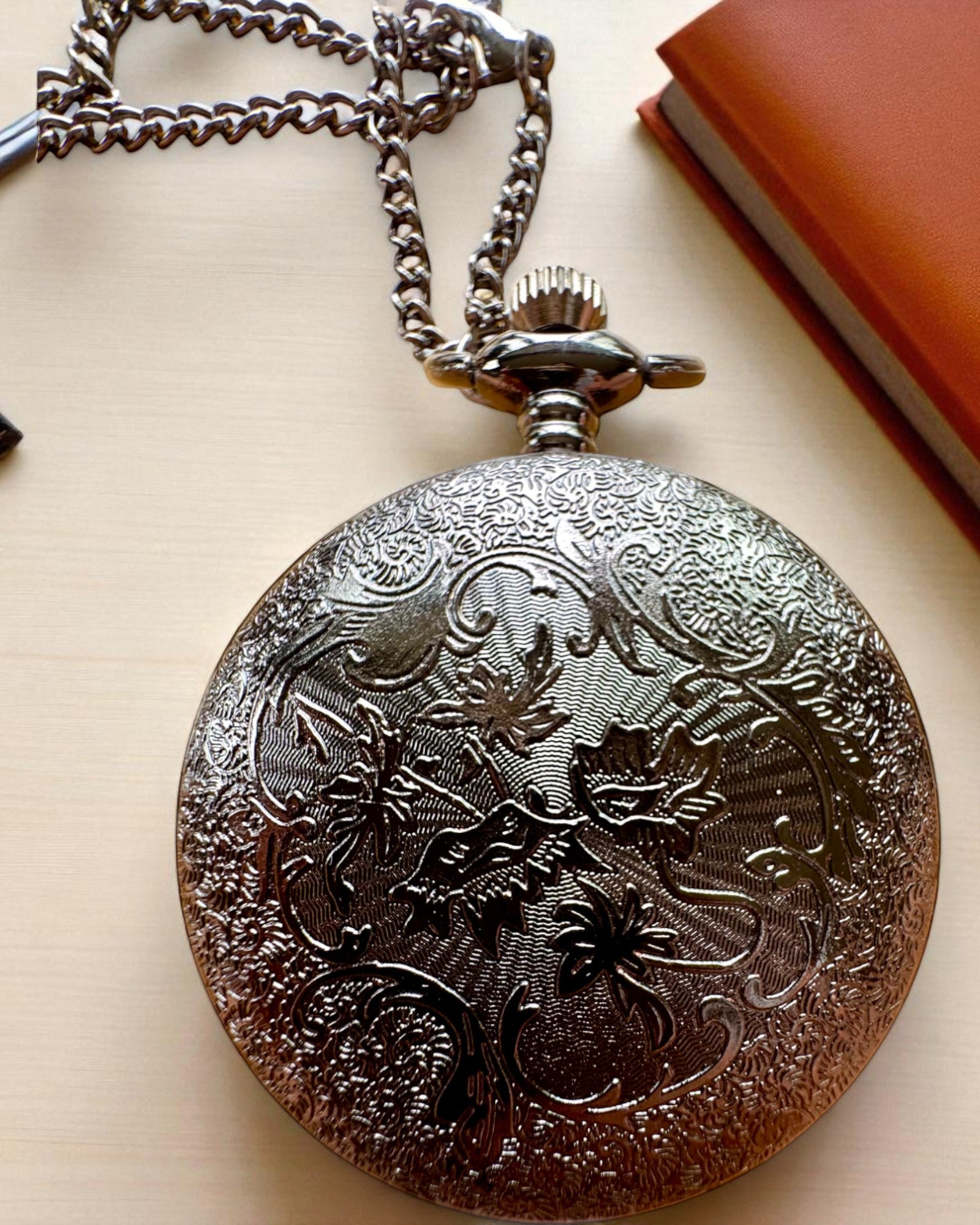 Čierne vreckové hodinky „Midnight Elegance“, personalizácia na darček gravírovaním