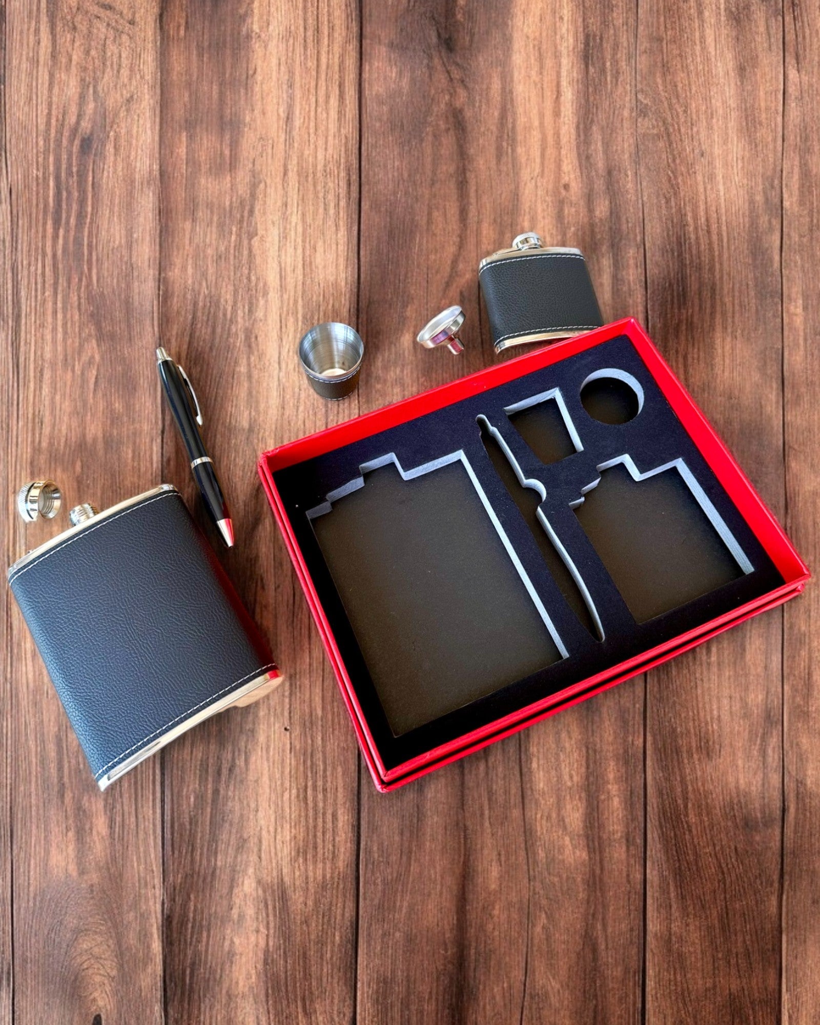 Súprava ploskačiek "Štýlový Džentlmen" - možnosť personalizácie gravírovaním na darček