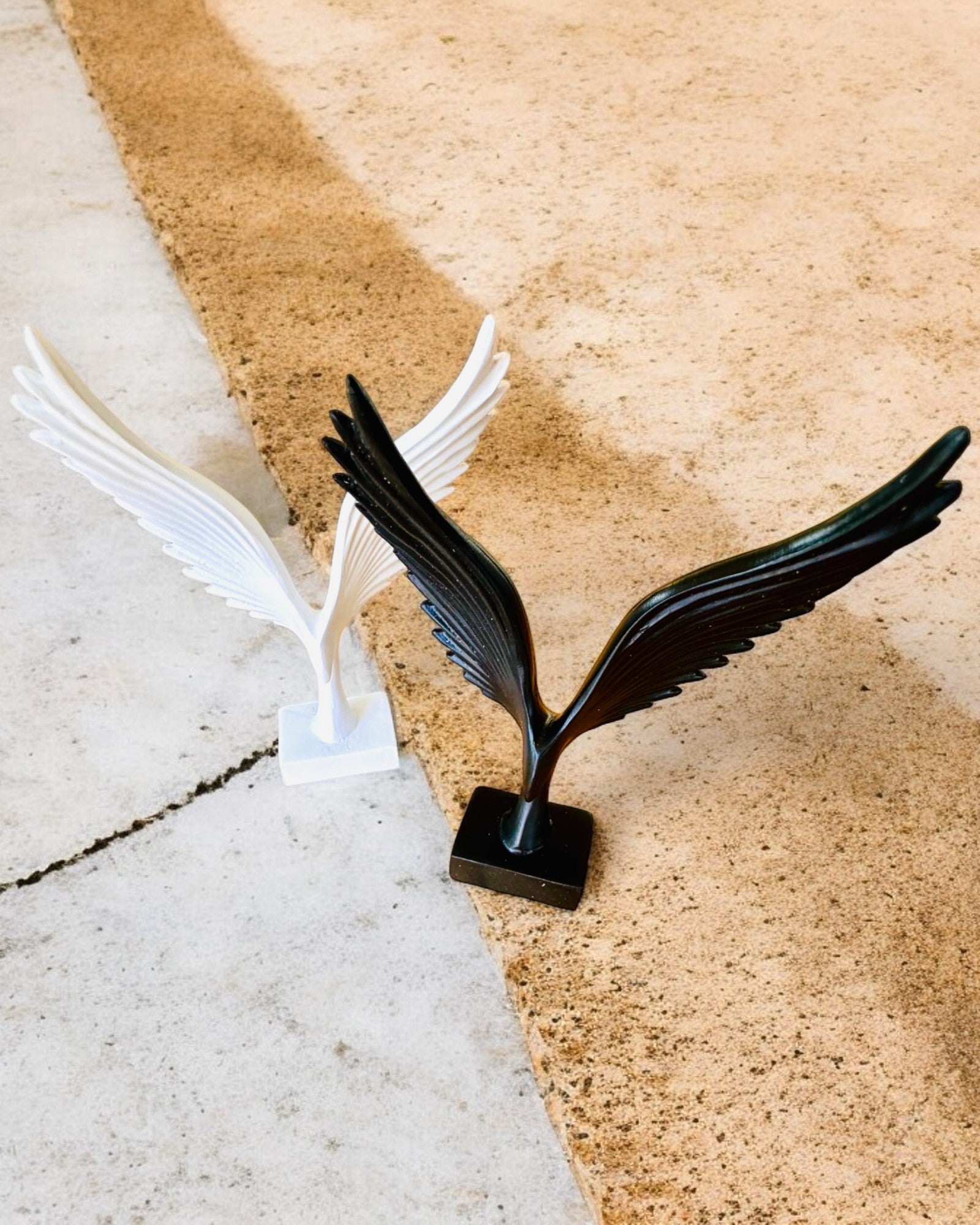 Elegantná figúrka Anjelské krídla 15 cm výška – "Krídlatí strážcovia", možnosť personalizácie gravírovaním na darček, personalizácia, 2 farebné varianty