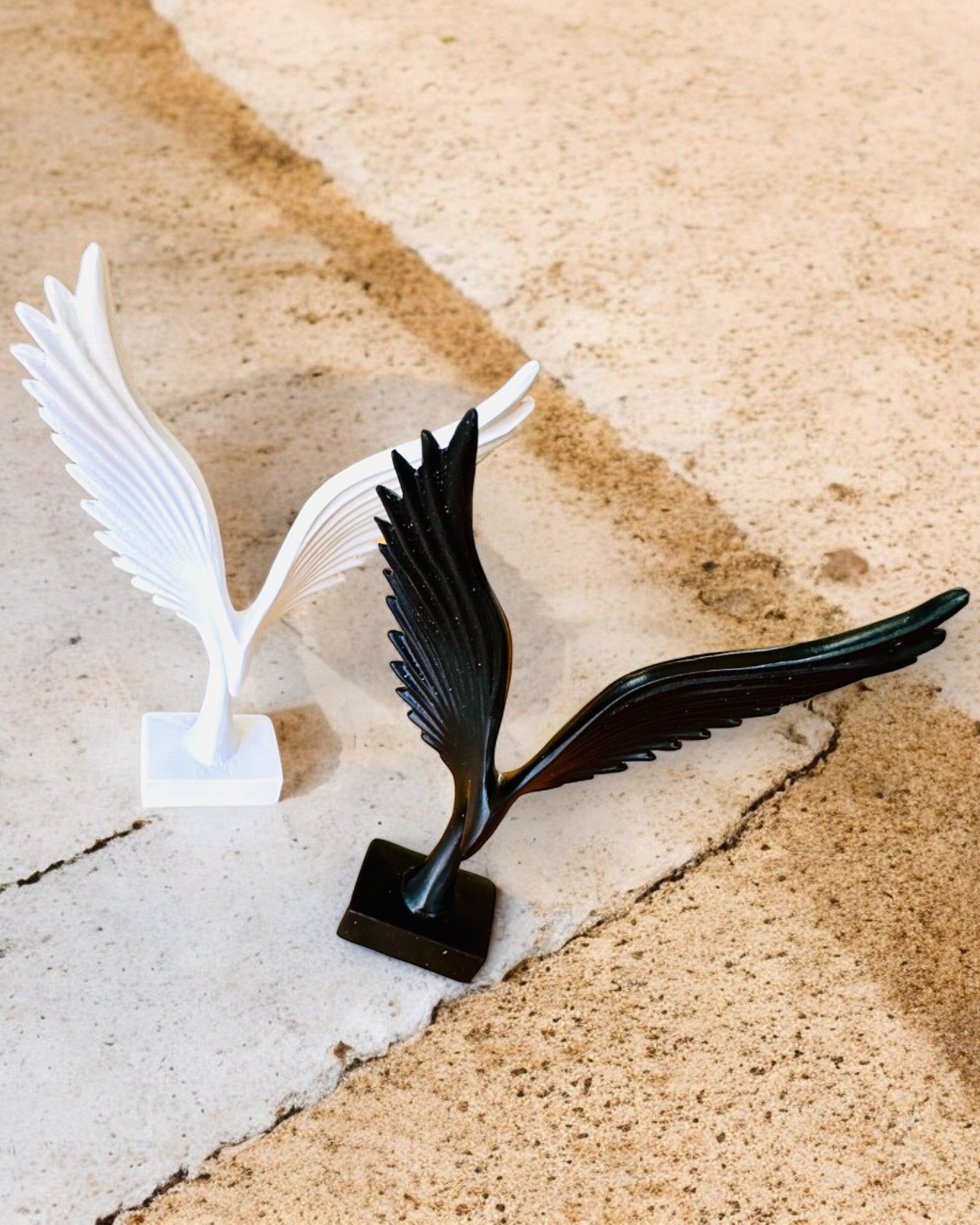 Elegantná figúrka Anjelské krídla 15 cm výška – "Krídlatí strážcovia", možnosť personalizácie gravírovaním na darček, personalizácia, 2 farebné varianty