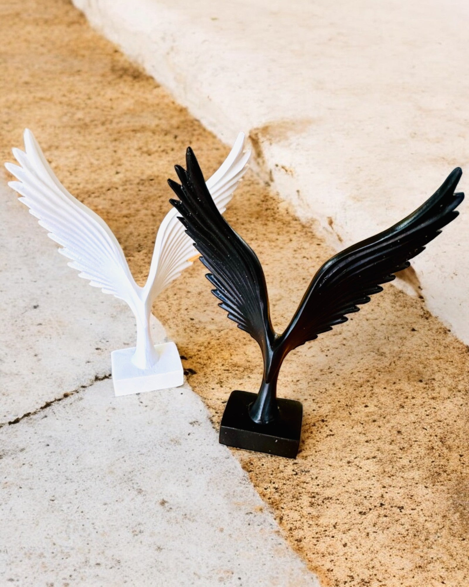 Elegantná figúrka Anjelské krídla 15 cm výška – "Krídlatí strážcovia", možnosť personalizácie gravírovaním na darček, personalizácia, 2 farebné varianty