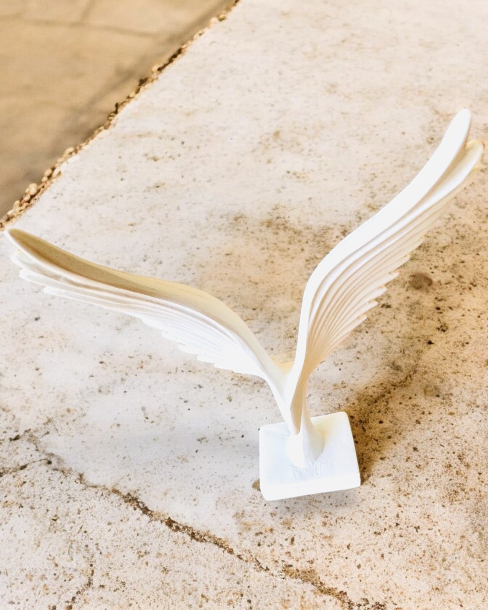 Elegantná figúrka Anjelské krídla 15 cm výška – "Krídlatí strážcovia", možnosť personalizácie gravírovaním na darček, personalizácia, 2 farebné varianty