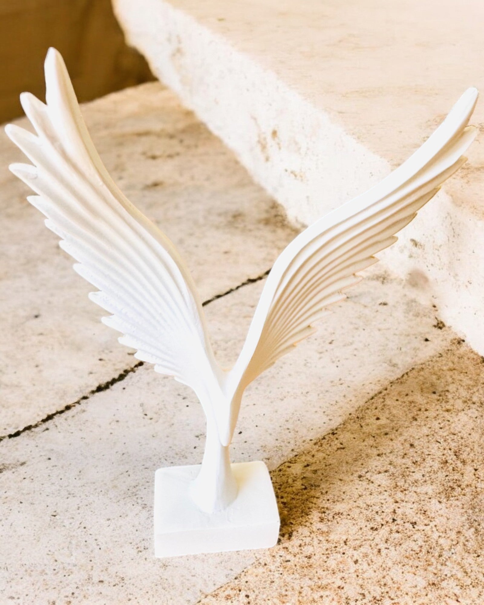 Elegantná figúrka Anjelské krídla 15 cm výška – "Krídlatí strážcovia", možnosť personalizácie gravírovaním na darček, personalizácia, 2 farebné varianty