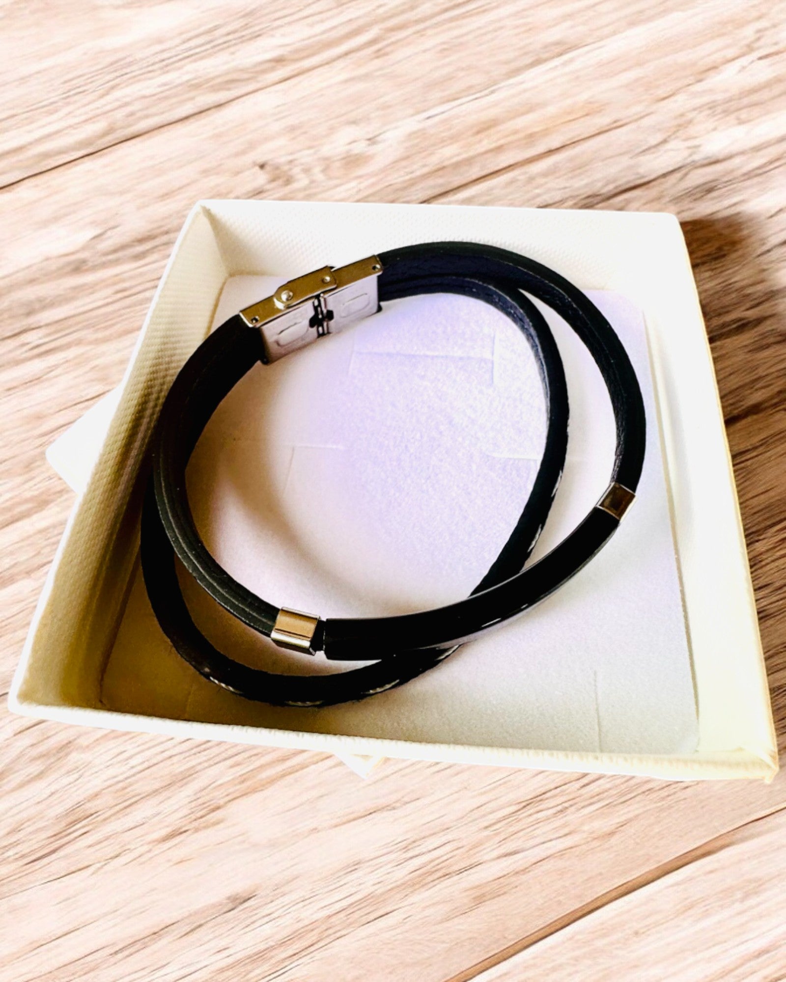 Športový náramok z PU kože a nehrdzavejúcej ocele s možnosťou gravírovania – 3 farby