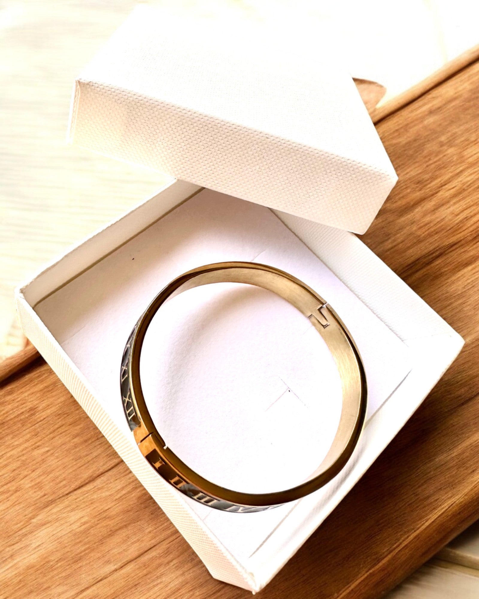 Náramok "Čas Elegancie" - zlatá farba Nehrdzavejúca Oceľ s Rímskymi Číslami, možnosť personalizácie gravírovaním