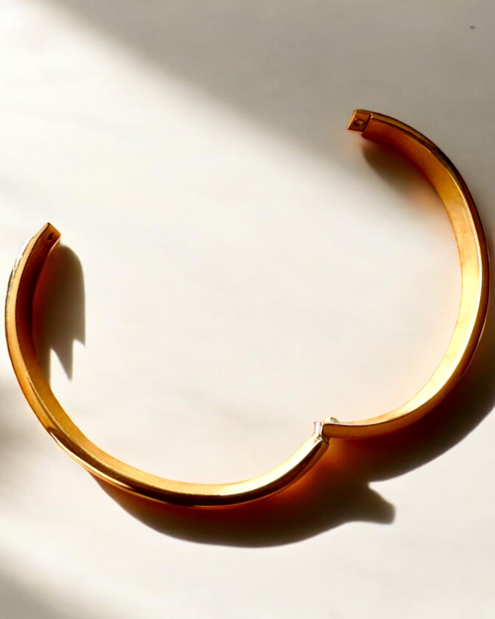 Náramok "Čas Elegancie" - zlatá farba Nehrdzavejúca Oceľ s Rímskymi Číslami, možnosť personalizácie gravírovaním