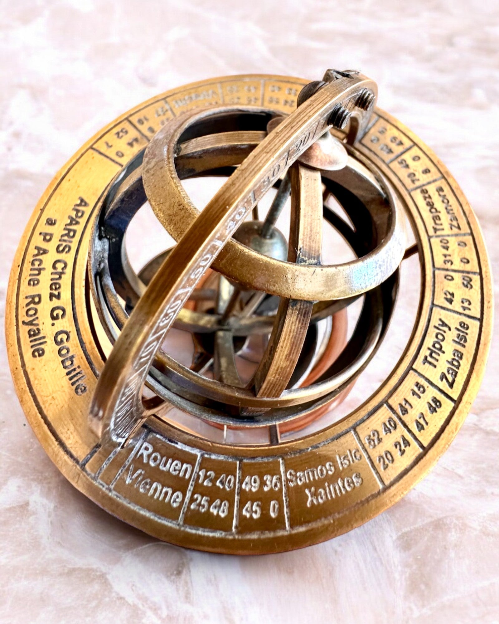 Mosadzná armila „AstroGlobe” 13 cm vysoká, Ručne vyrobená s možnosťou gravírovania, dekorácia do kancelárie