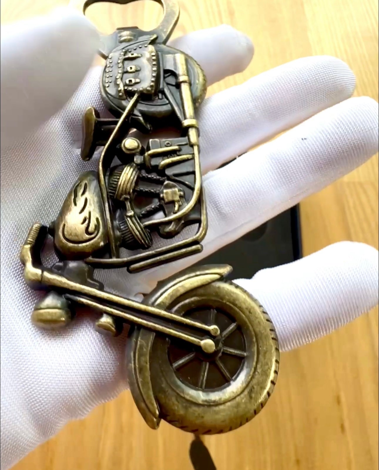 Otvárač na fľaše v tvare motocykla - personalizácia gravírovaním ako darček