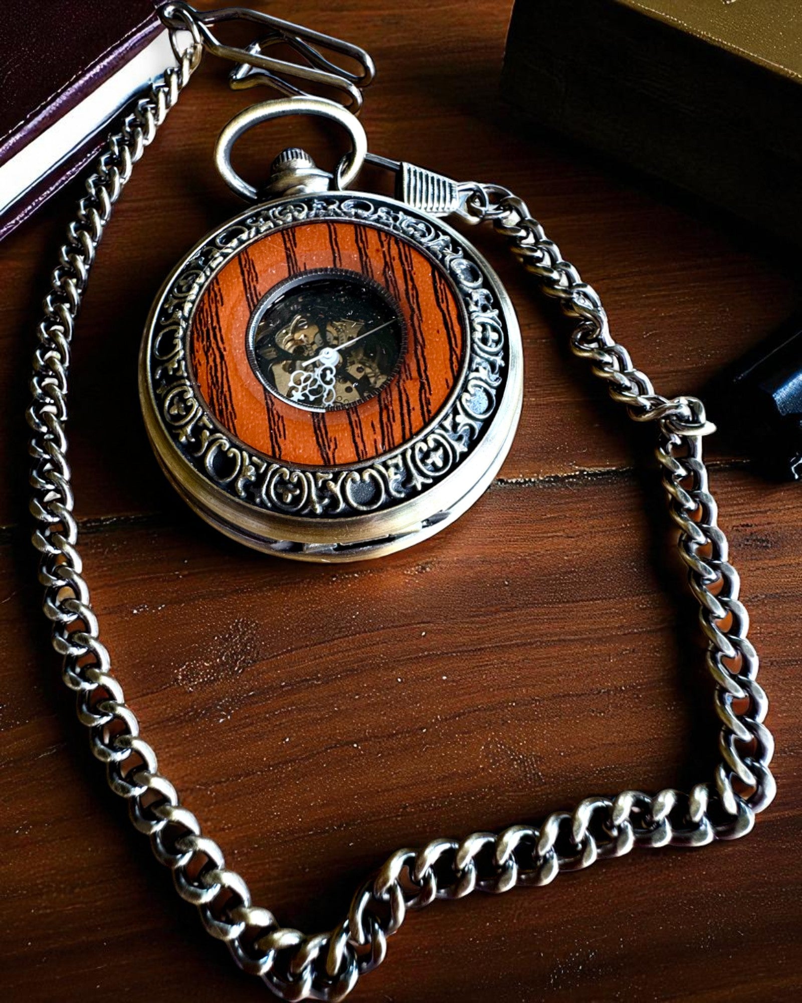 Vreckové hodinky „Veritas Tempus“ – mechanický časomer s možnosťou gravírovania na darček, 2 varianty na výber