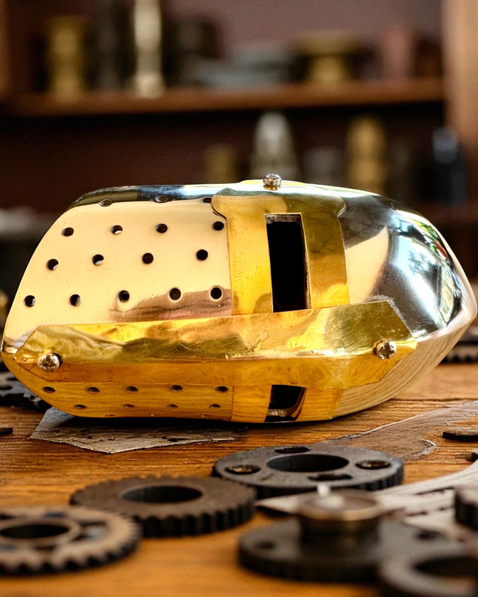 Mini Hełm Rycerski „Guardian” z mosiądzu – ręcznie wykonany, 12 cm, możliwość personalizacji grawerem na prezent