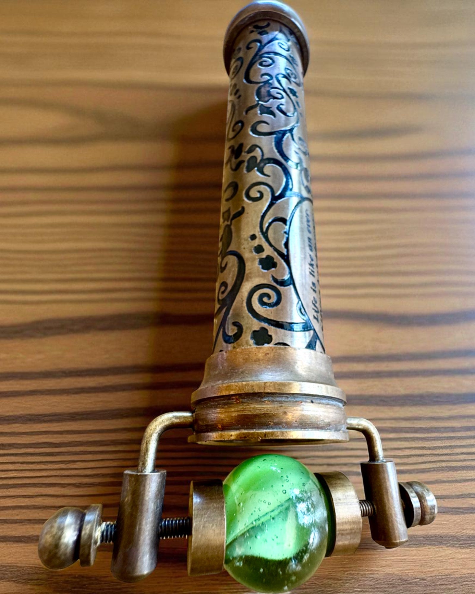 Vintage kaleidoskop „Emerald Dreams“, 15 cm – ručne vyrobený, s možnosťou personalizácie gravírovaním ako darček