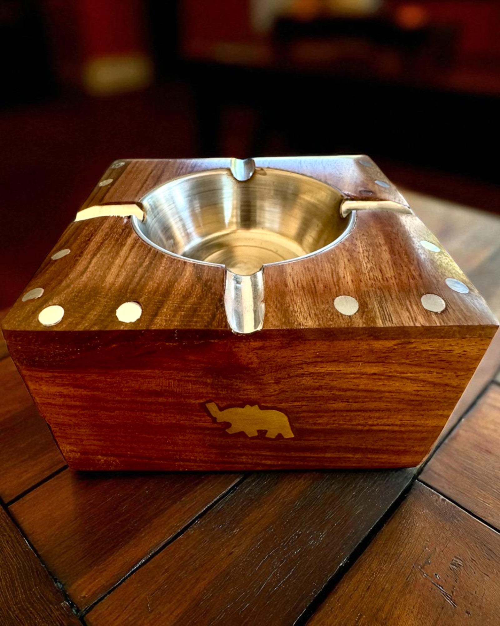 Rhino – Ručne vyrobený popolník z dreva Shisham a mosadze, 11 cm šírka, možnosť personalizácie gravírovaním