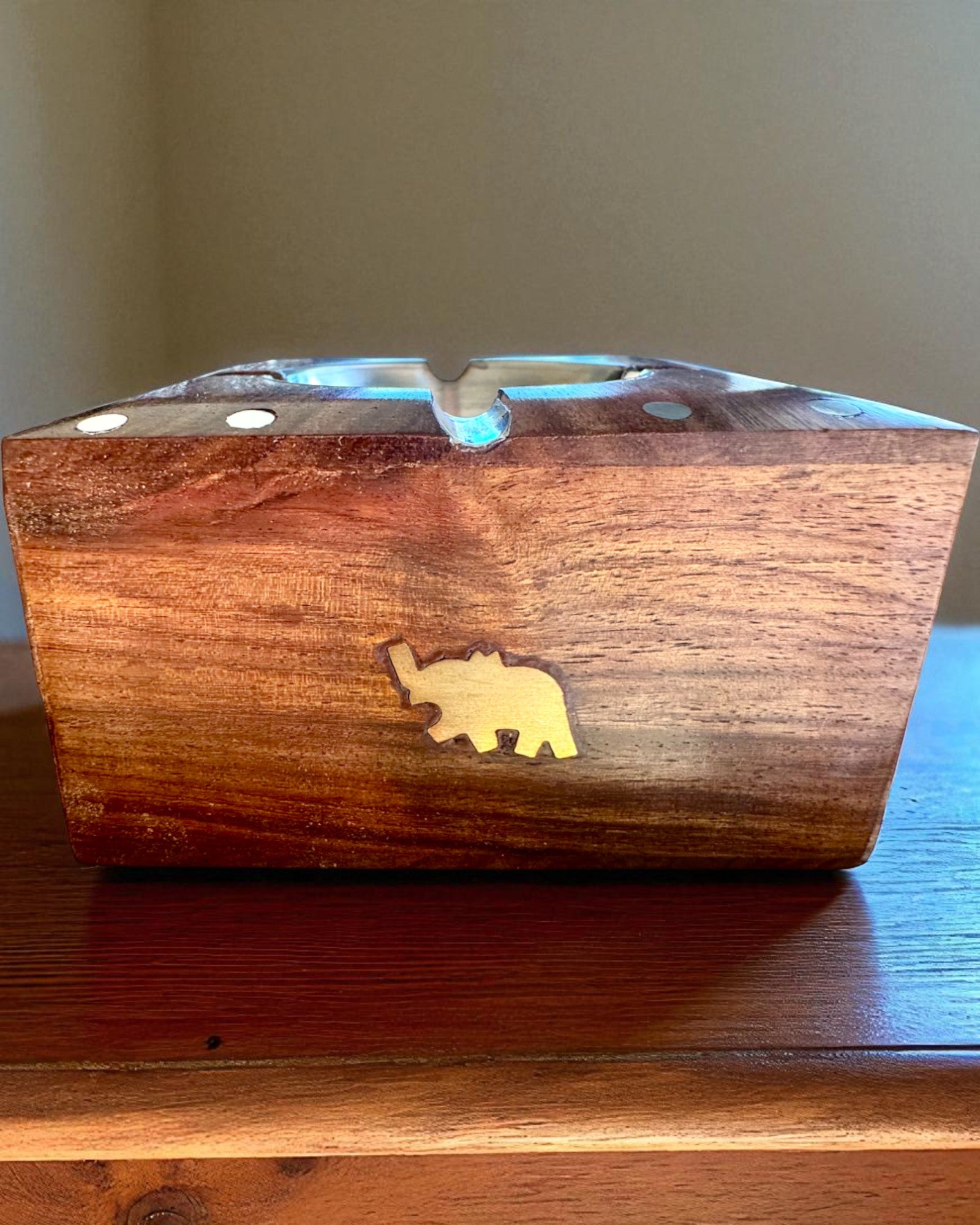 Rhino – Ručne vyrobený popolník z dreva Shisham a mosadze, 11 cm šírka, možnosť personalizácie gravírovaním