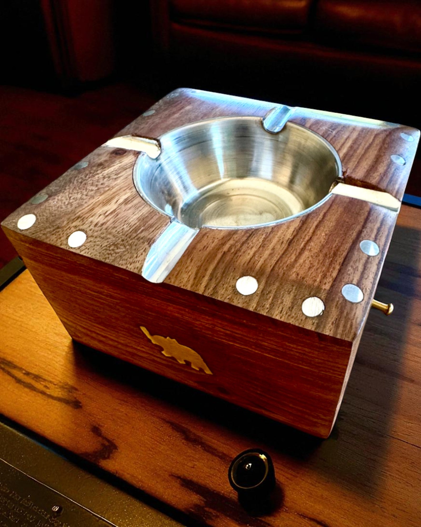 Rhino – Ručne vyrobený popolník z dreva Shisham a mosadze, 11 cm šírka, možnosť personalizácie gravírovaním