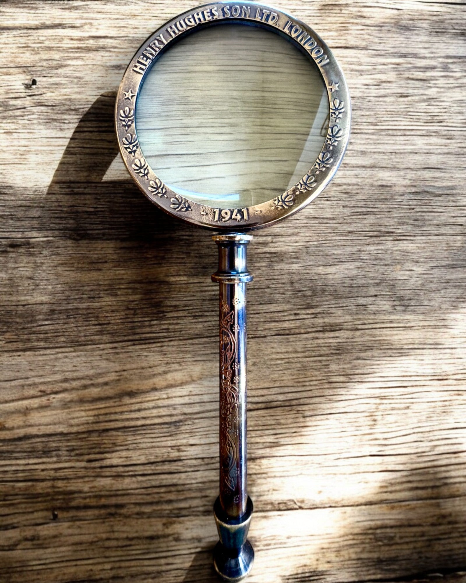 Mosadzná lupa Navigator 1941 s koženým puzdrom – ručne vyrobená, prémiová, možnosť personalizácie ako darček