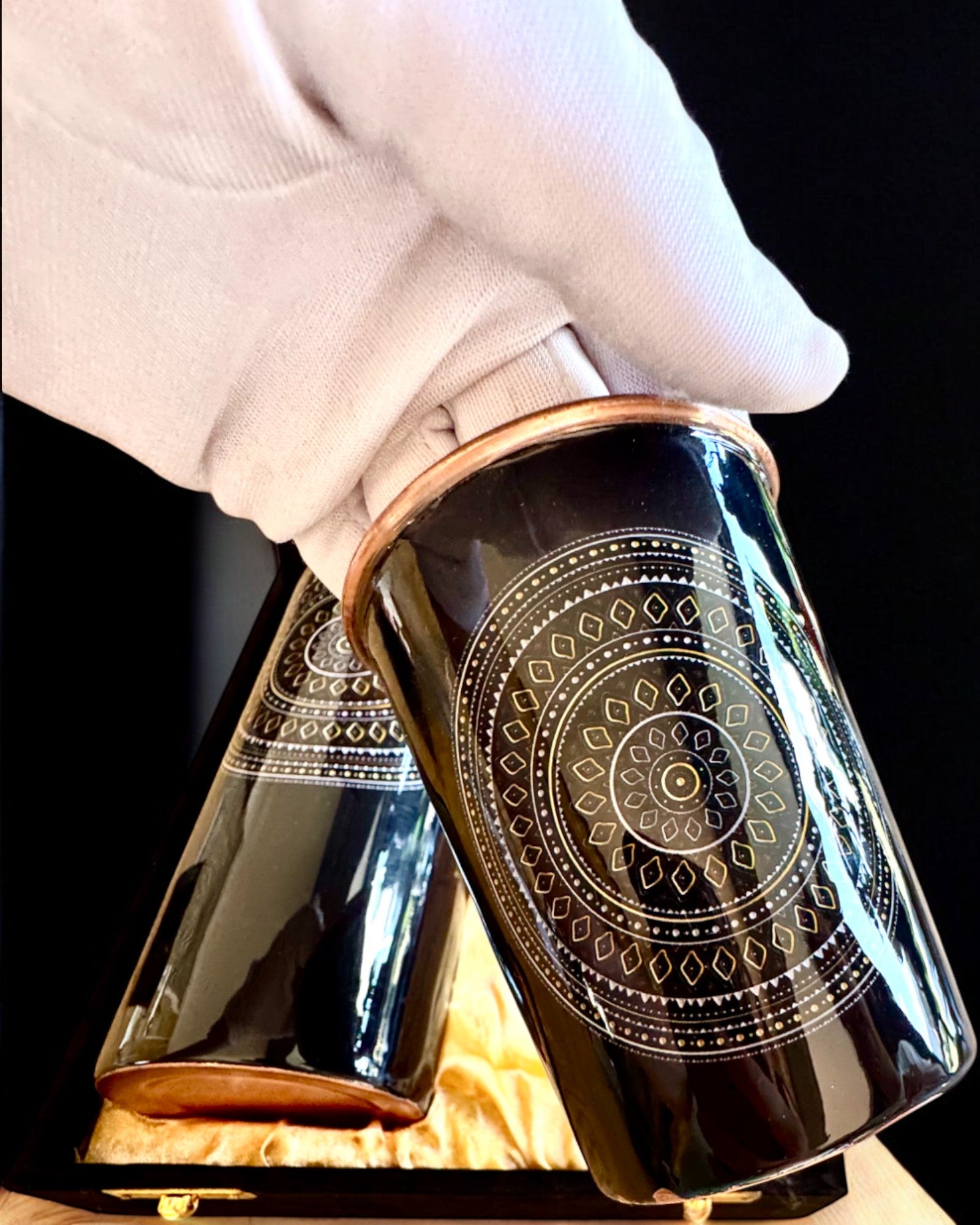 Medená súprava Mandala – Fľaša 1L + 2 Poháre v puzdre, možnosť personalizácie gravírovaním na darček
