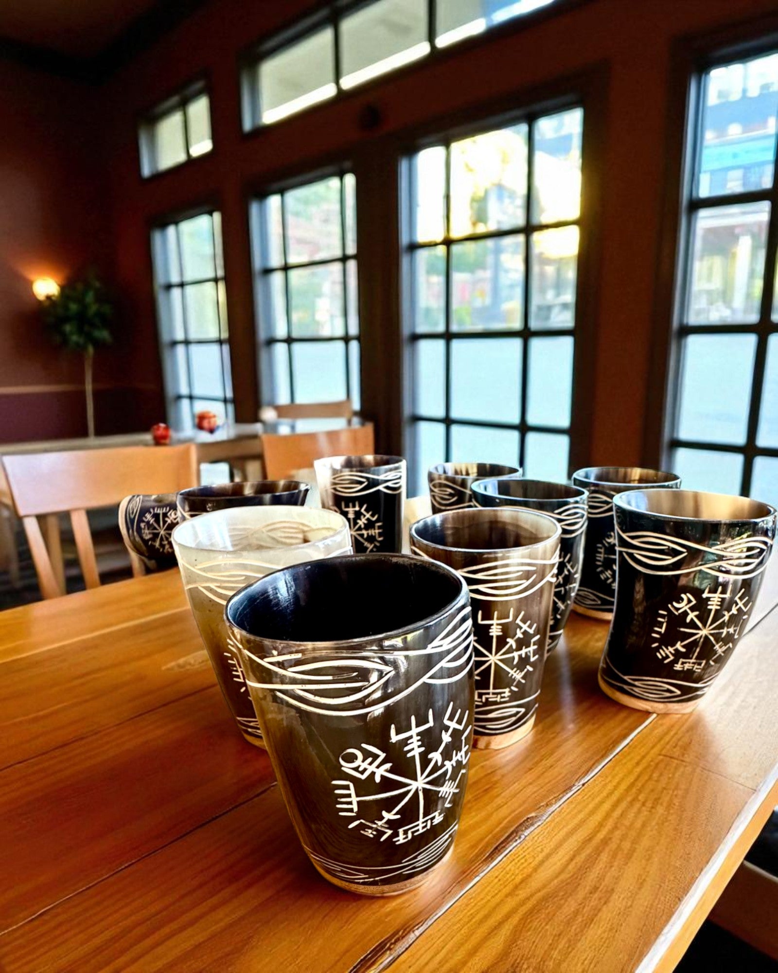 Valknut Ręcznie wykonany mały kubek z rogu bawoła z nordyckimi symbolami, możliwość personalizacji na prezent grawerem