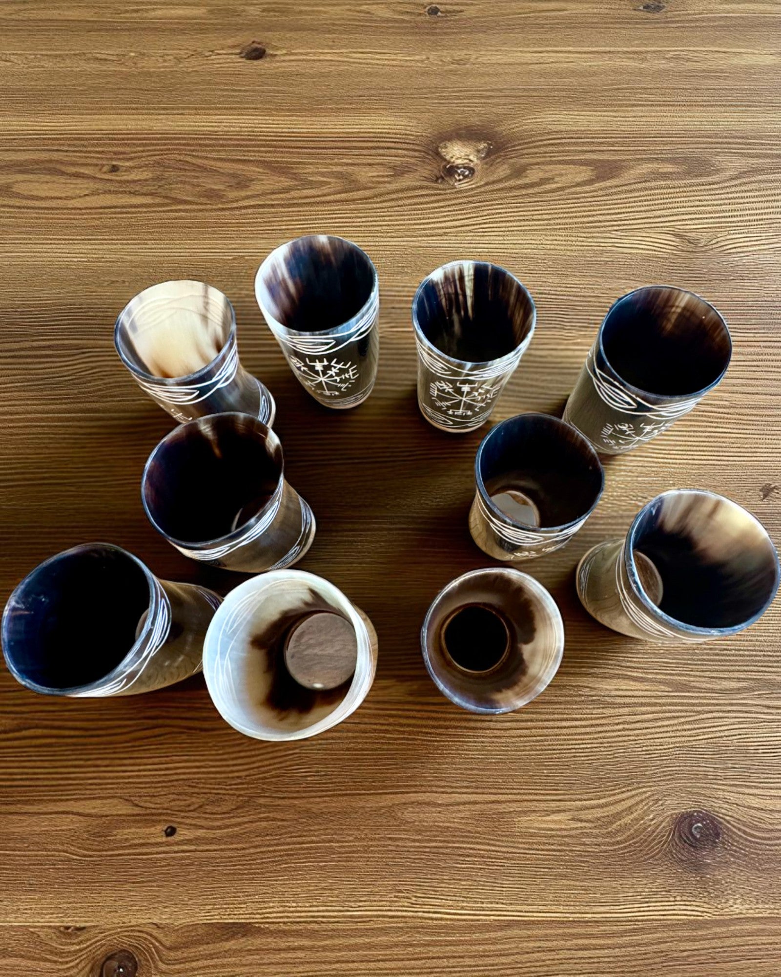 Valknut Ręcznie wykonany mały kubek z rogu bawoła z nordyckimi symbolami, możliwość personalizacji na prezent grawerem