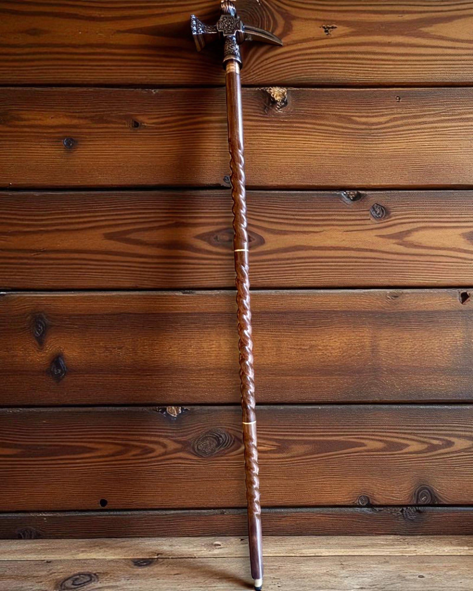 Vychádzková palica – VIKING s hlavicou v tvare vojnového kladiva, možnosť personalizácie gravírovaním ako darček