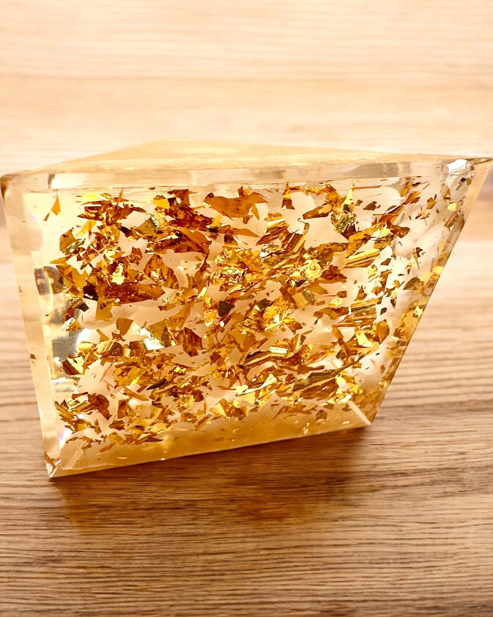 Orgonitová energetická pyramída s bielymi kameňmi - "Golden Harmony", ideálna ako darček