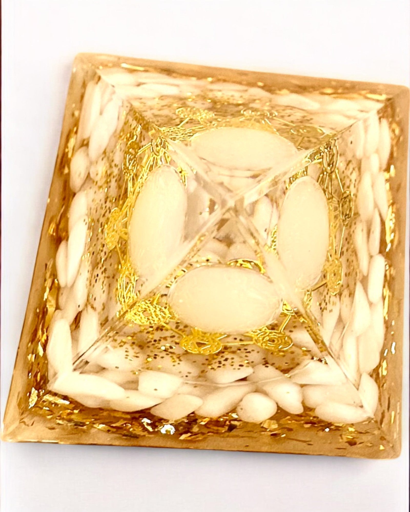 Orgonitová energetická pyramída s bielymi kameňmi - "Golden Harmony", ideálna ako darček