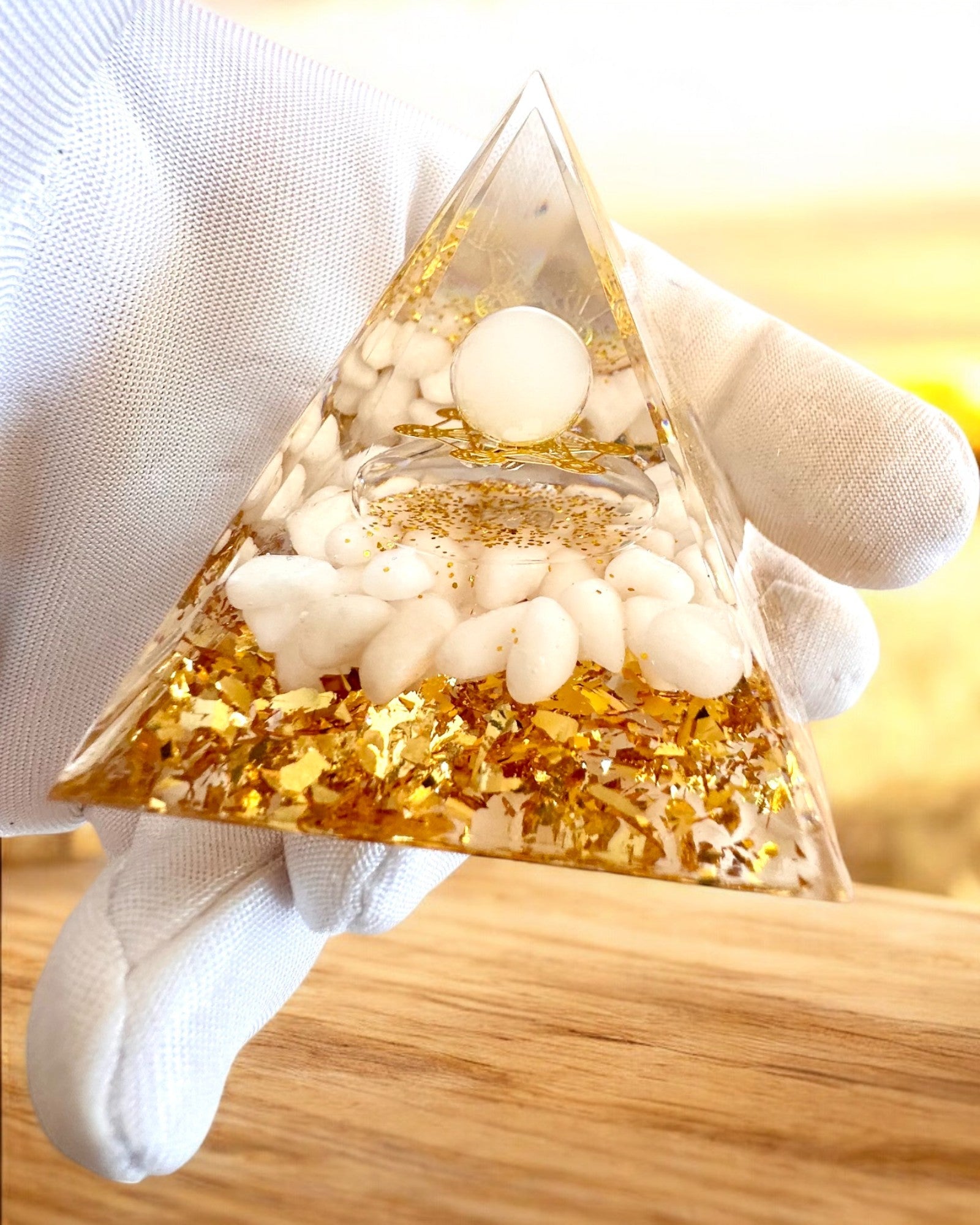 Orgonitová energetická pyramída s bielymi kameňmi - "Golden Harmony", ideálna ako darček