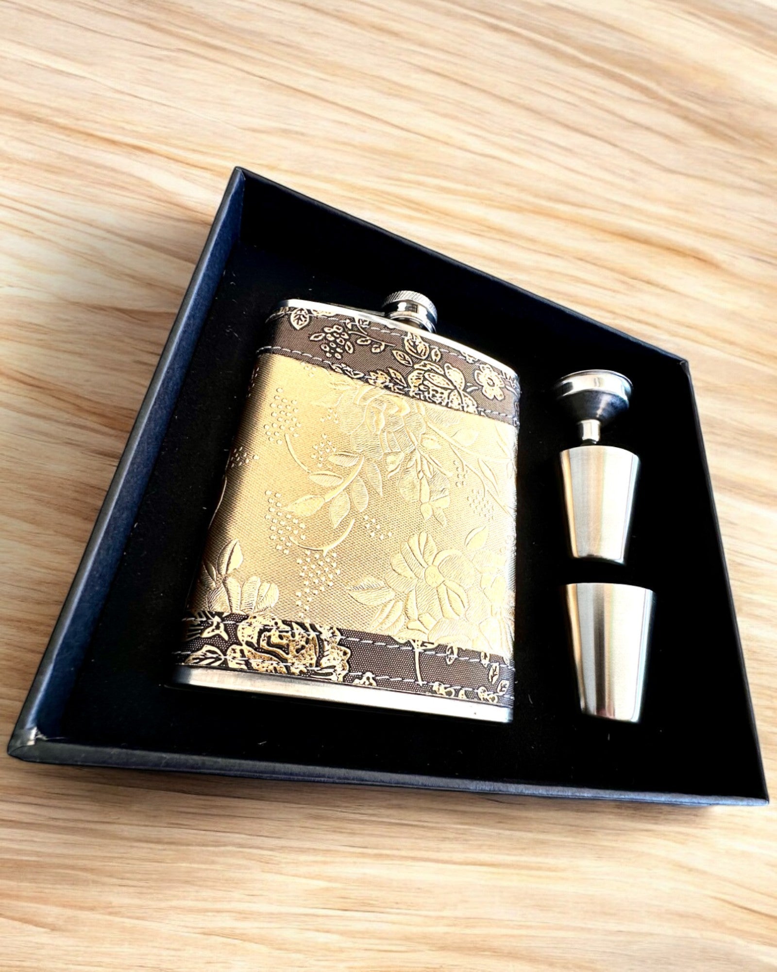 Elegantná ploskačka "Golden Rose" so súpravou pohárov, personalizácia gravírovaním ako darček