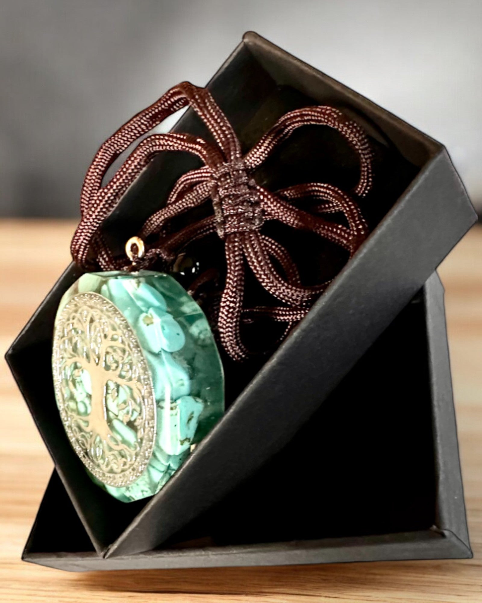 Amulet "Strom života" s tyrkysom – Vaša osobná sila, náhrdelník na darček, personalizácia gravírovaním