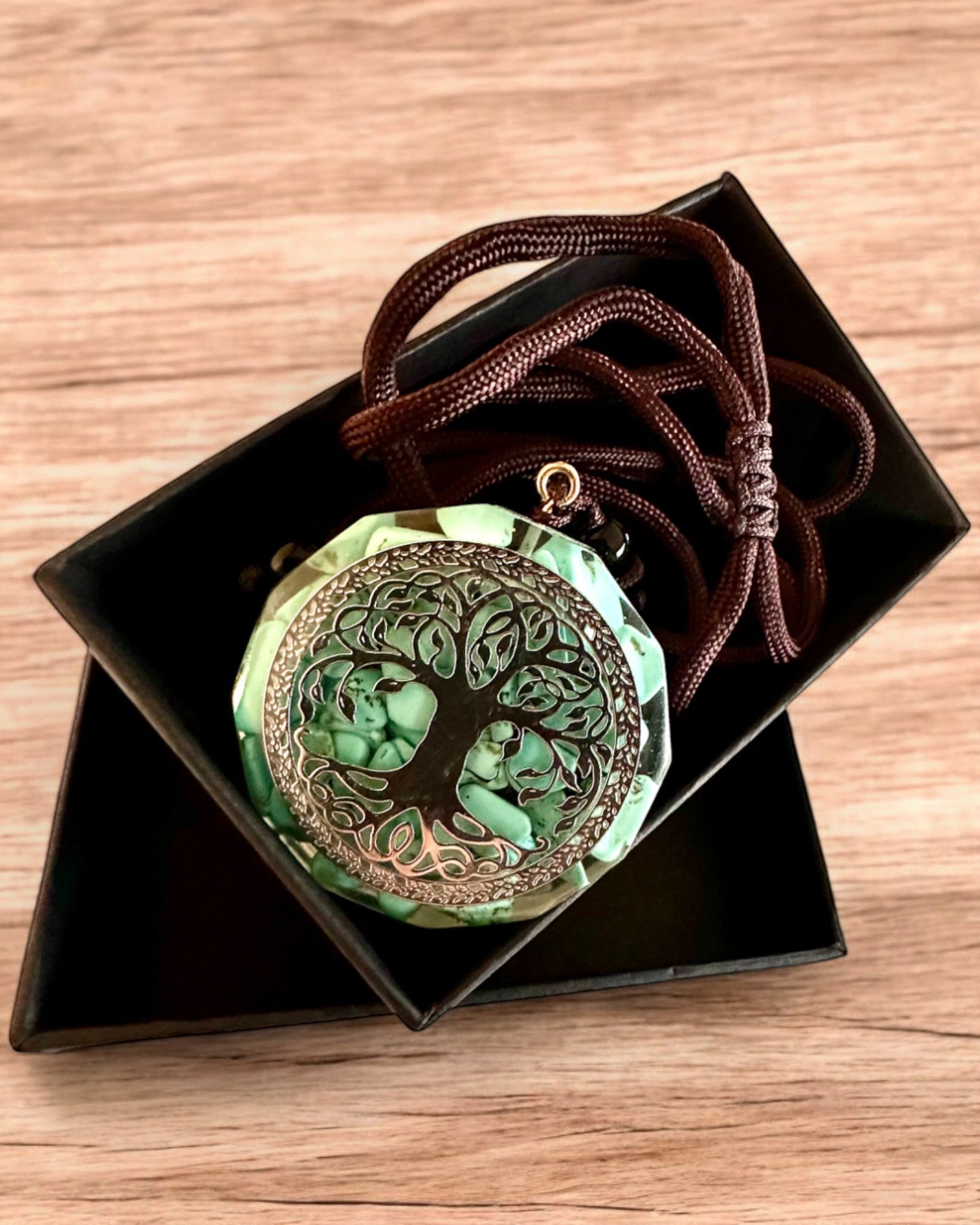 Amulet "Strom života" s tyrkysom – Vaša osobná sila, náhrdelník na darček, personalizácia gravírovaním