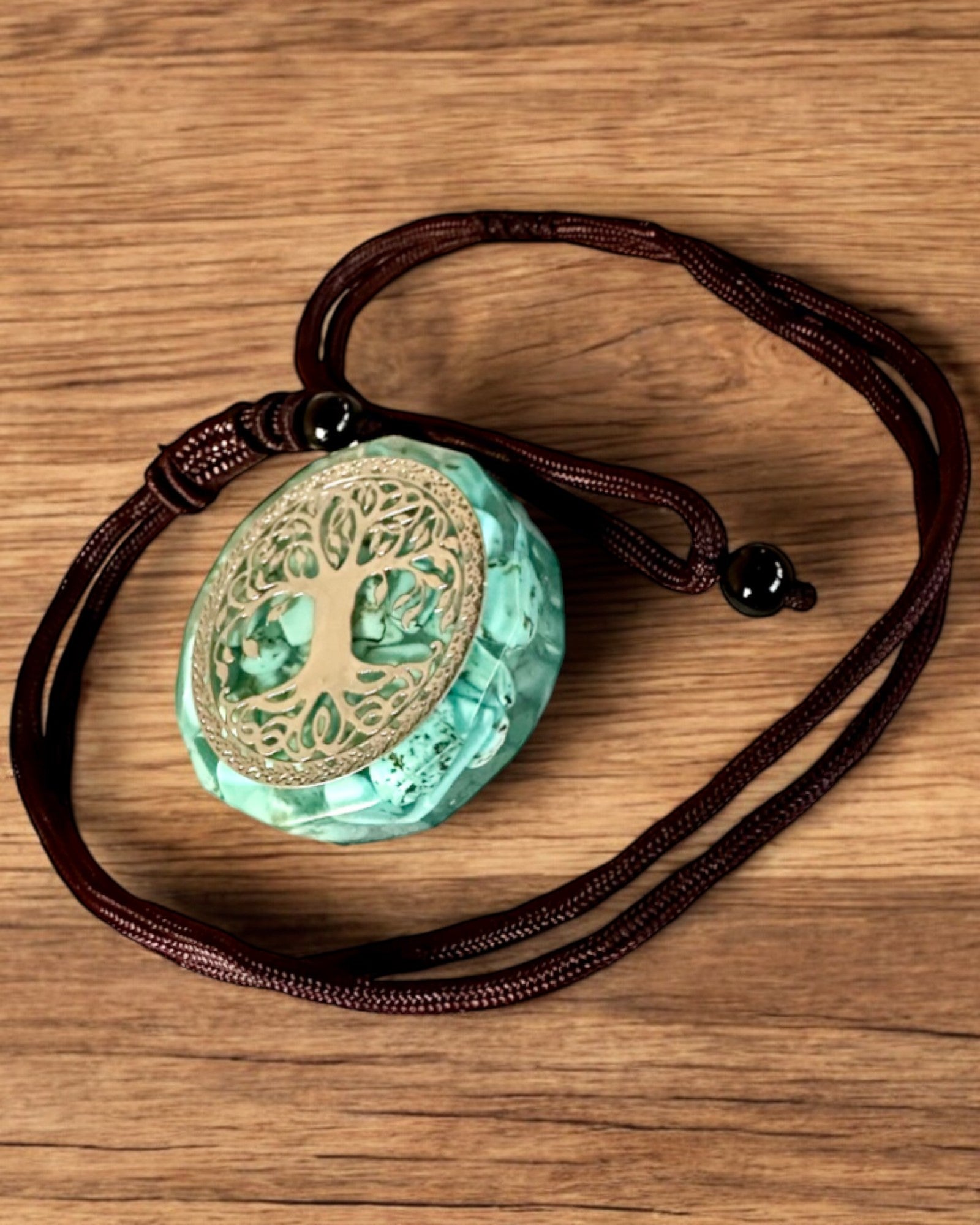 Amulet "Strom života" s tyrkysom – Vaša osobná sila, náhrdelník na darček, personalizácia gravírovaním