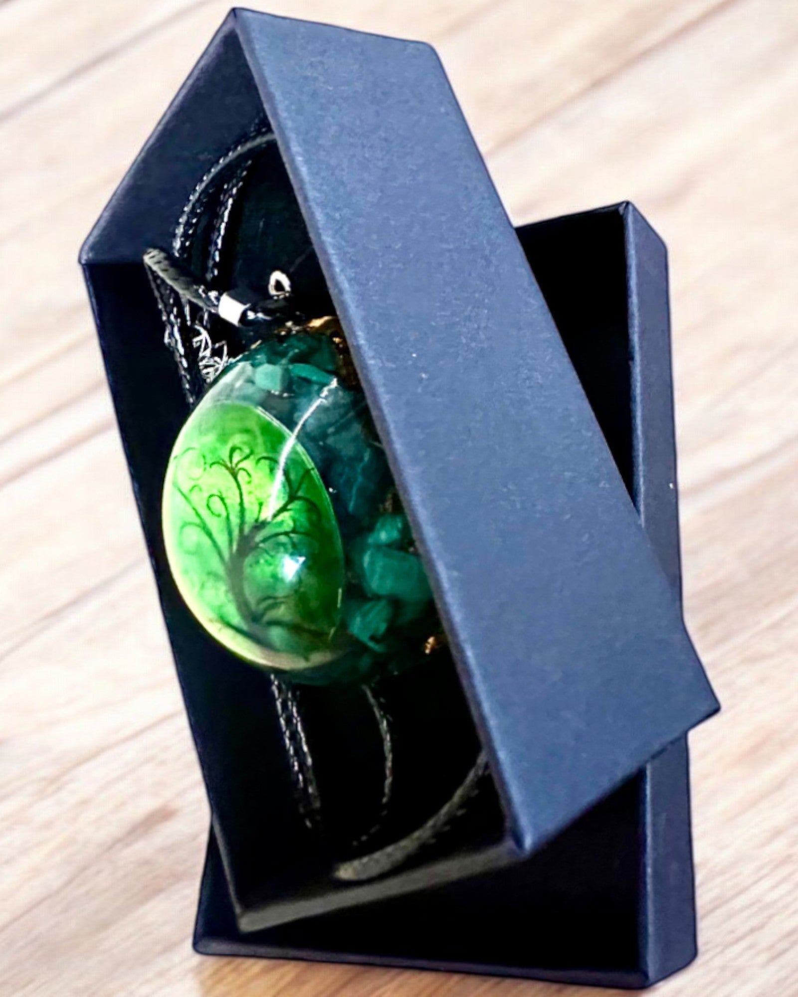 "Malachitový Amulet Života" - náhrdelník s možnosťou personalizácie gravírovaním na darček