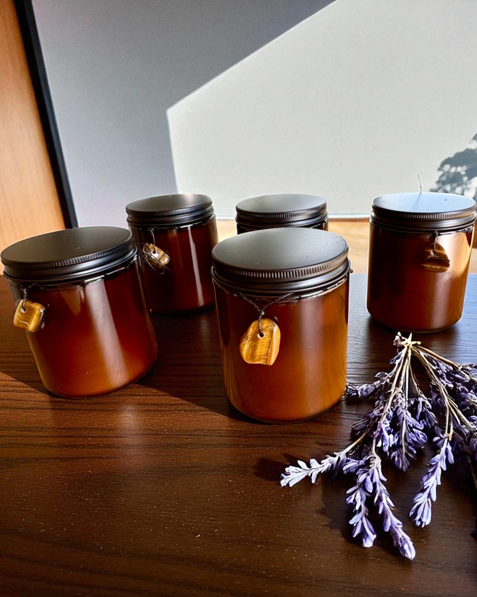 Świeca intencyjna Tygrysia Moc – Pewność siebie i dobrobyt, 250 ml, możliwość personalizacji nakrętki na prezent