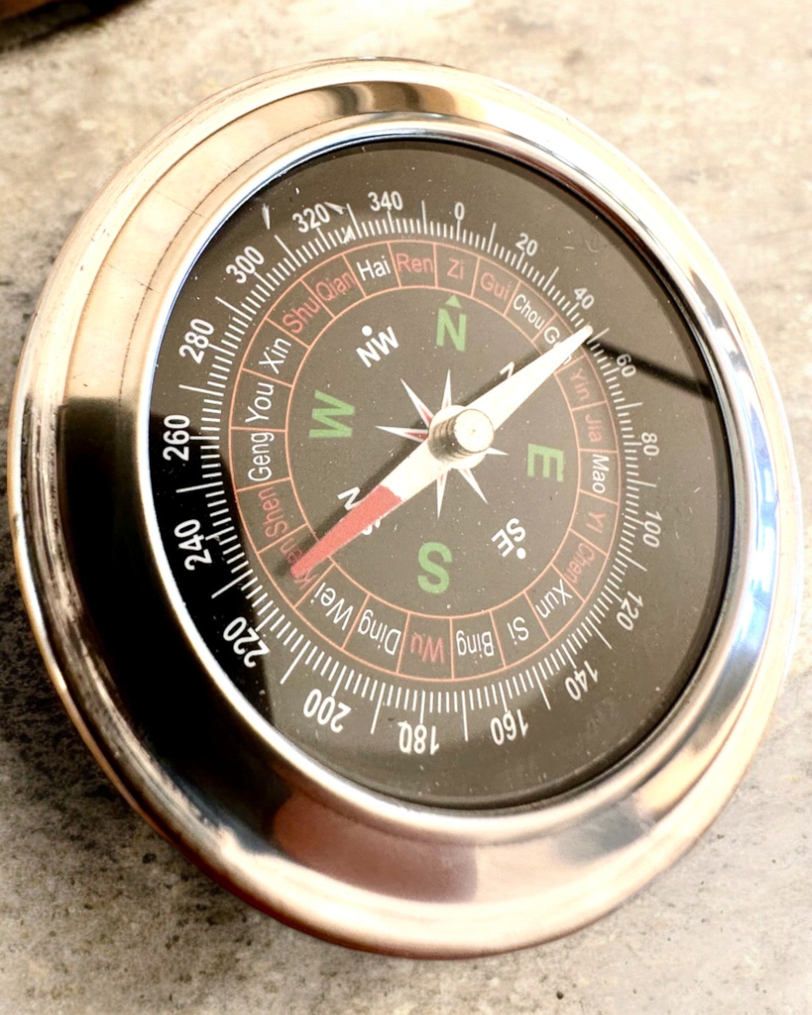 Kompas Feng Shui – Oceľová presnosť, personalizácia gravírovaním ako darček