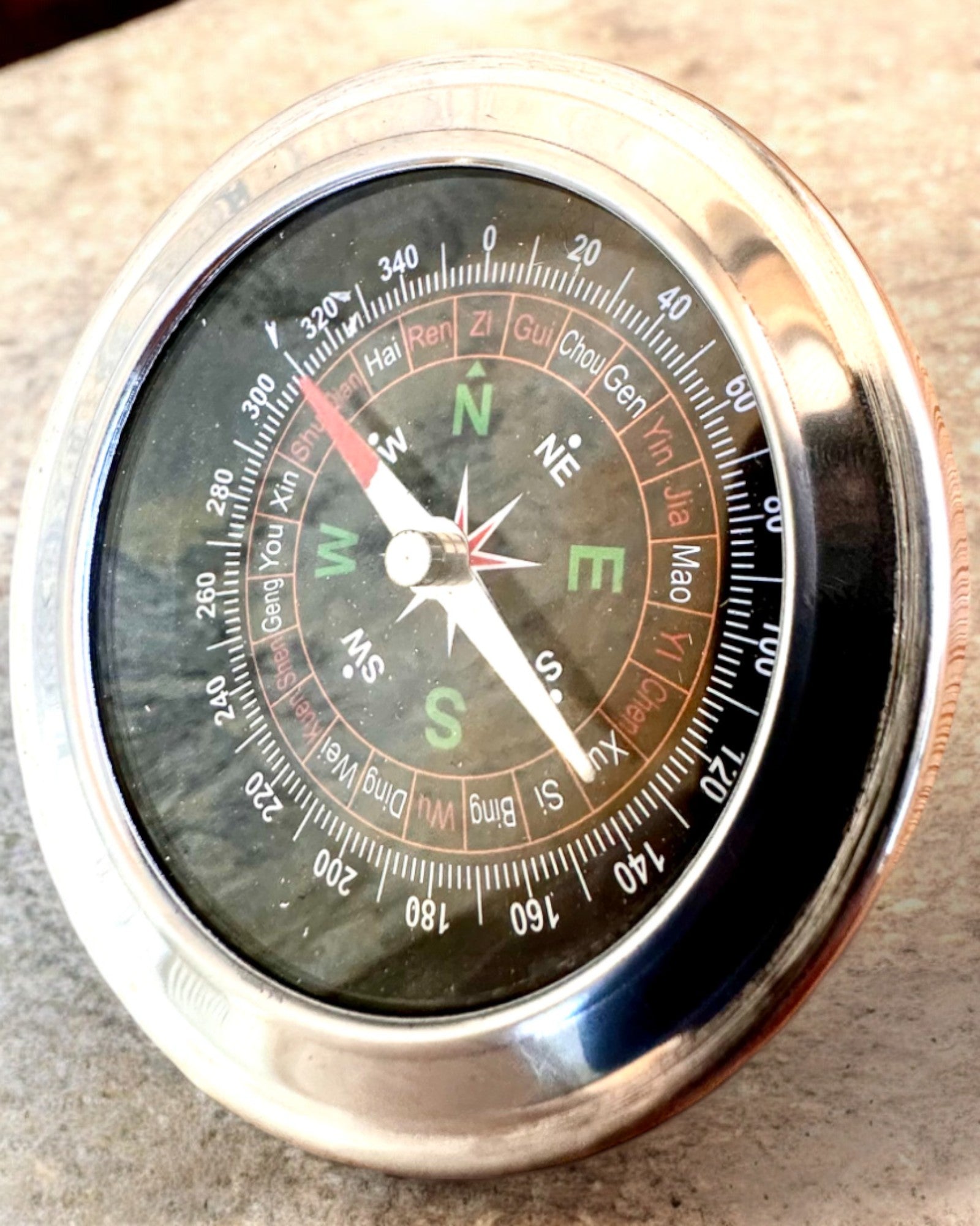 Kompas Feng Shui – Oceľová presnosť, personalizácia gravírovaním ako darček