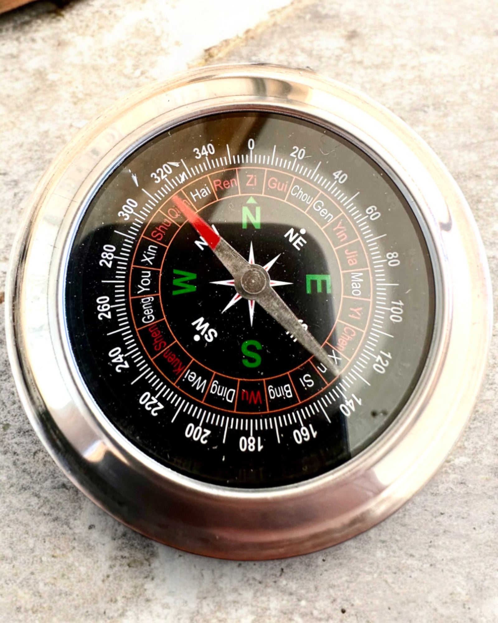 Kompas Feng Shui – Oceľová presnosť, personalizácia gravírovaním ako darček