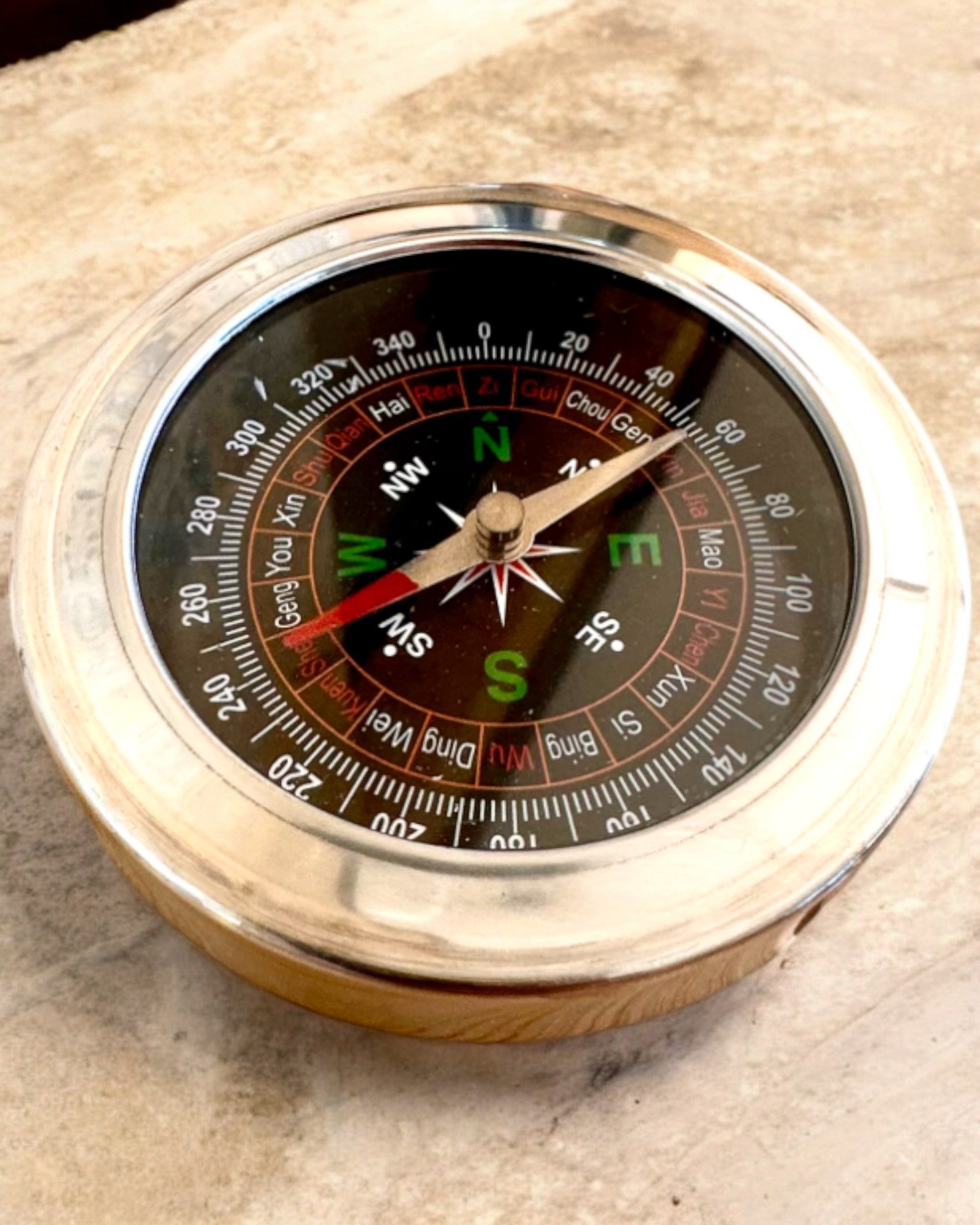 Kompas Feng Shui – Oceľová presnosť, personalizácia gravírovaním ako darček