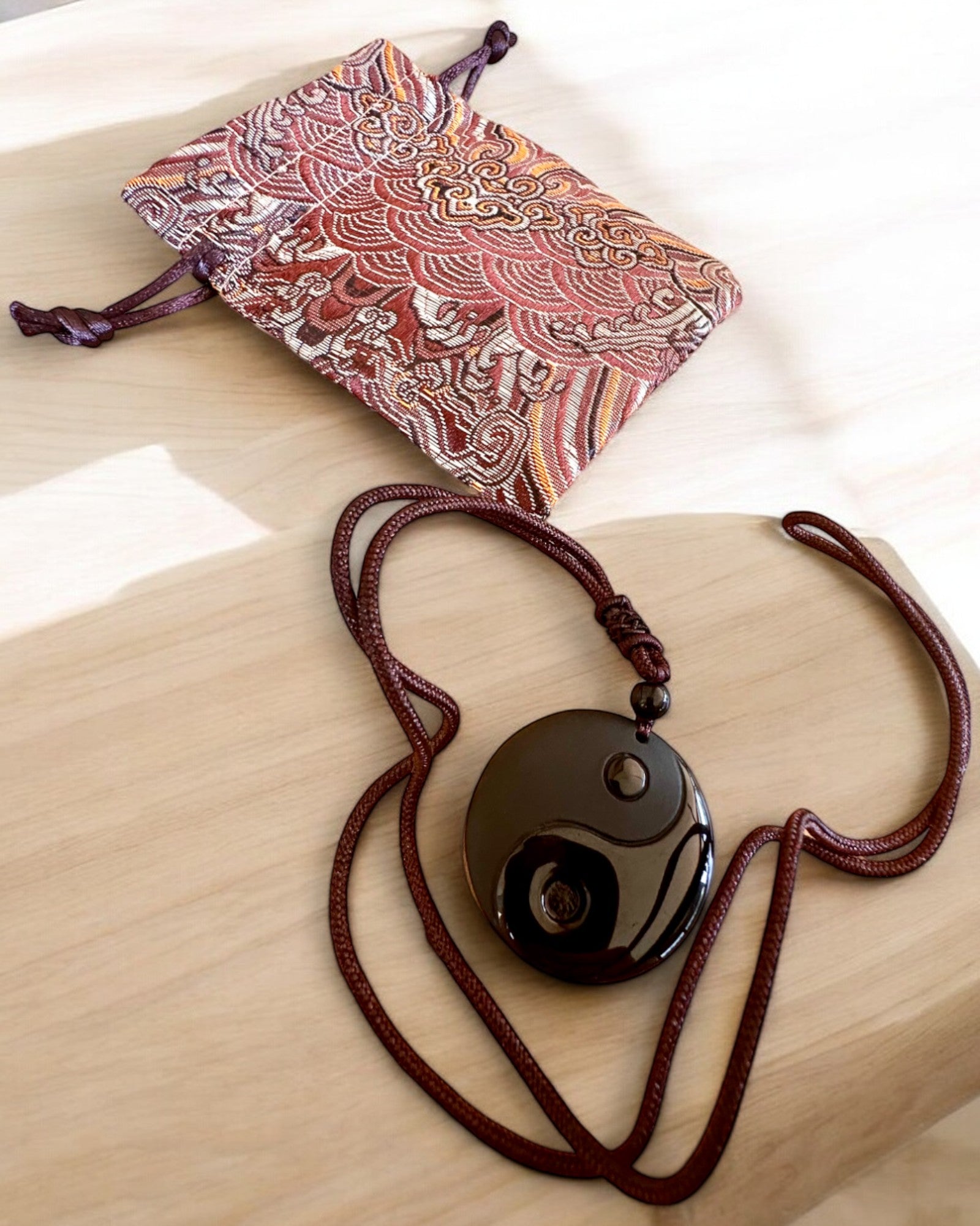 Boho náhrdelník z obsidiánu Yin Yang Tai Chi, možnosť personalizácie gravírovaním na darček