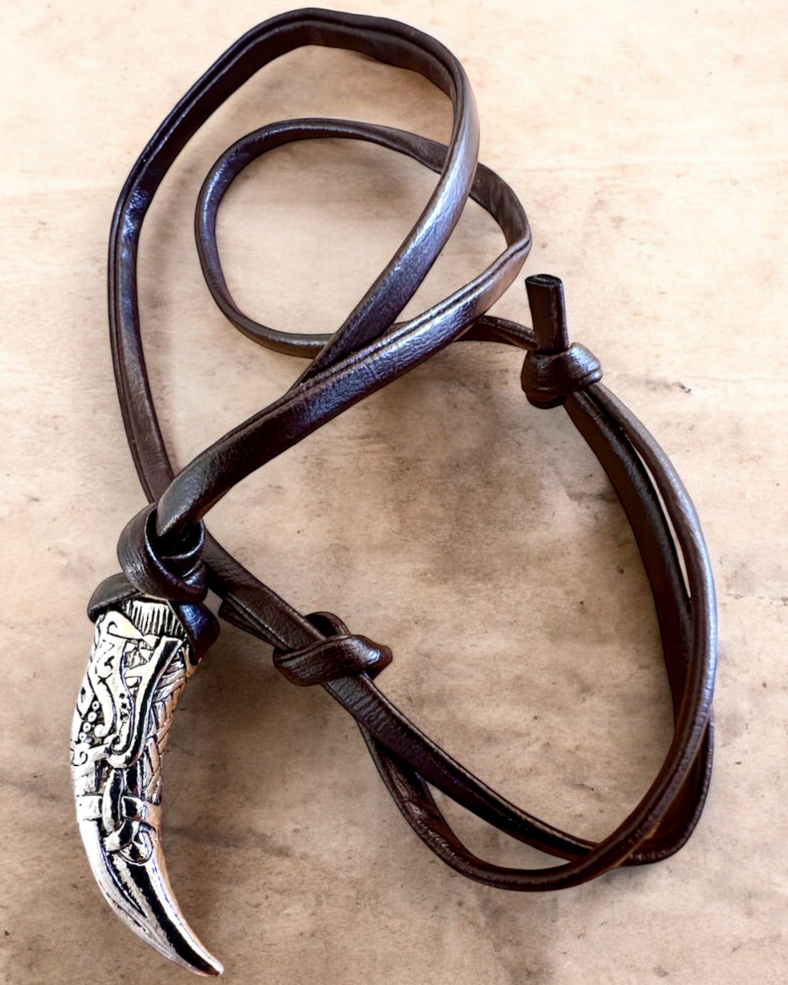 Wilczy Kieł z nehrdzavejúcej ocele – Amulet Odvahy, náhrdelník s možnosťou personalizácie gravírovaním na darček