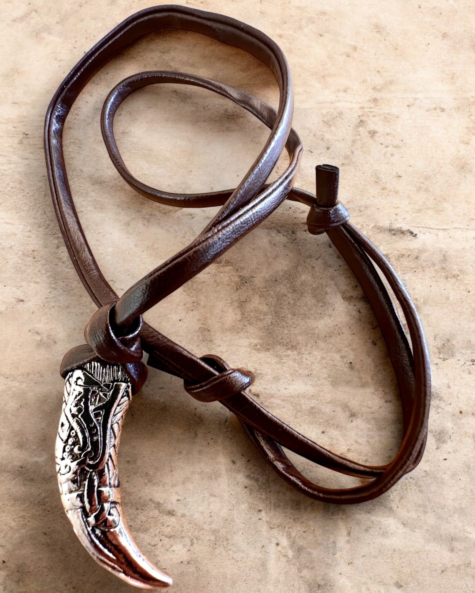 Wilczy Kieł z nehrdzavejúcej ocele – Amulet Odvahy, náhrdelník s možnosťou personalizácie gravírovaním na darček