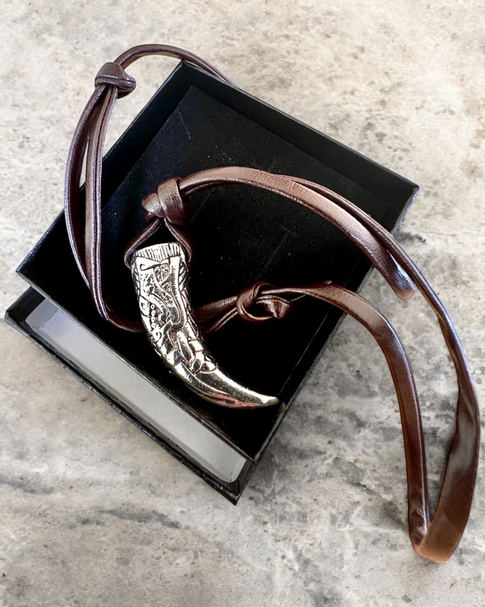 Wilczy Kieł z nehrdzavejúcej ocele – Amulet Odvahy, náhrdelník s možnosťou personalizácie gravírovaním na darček