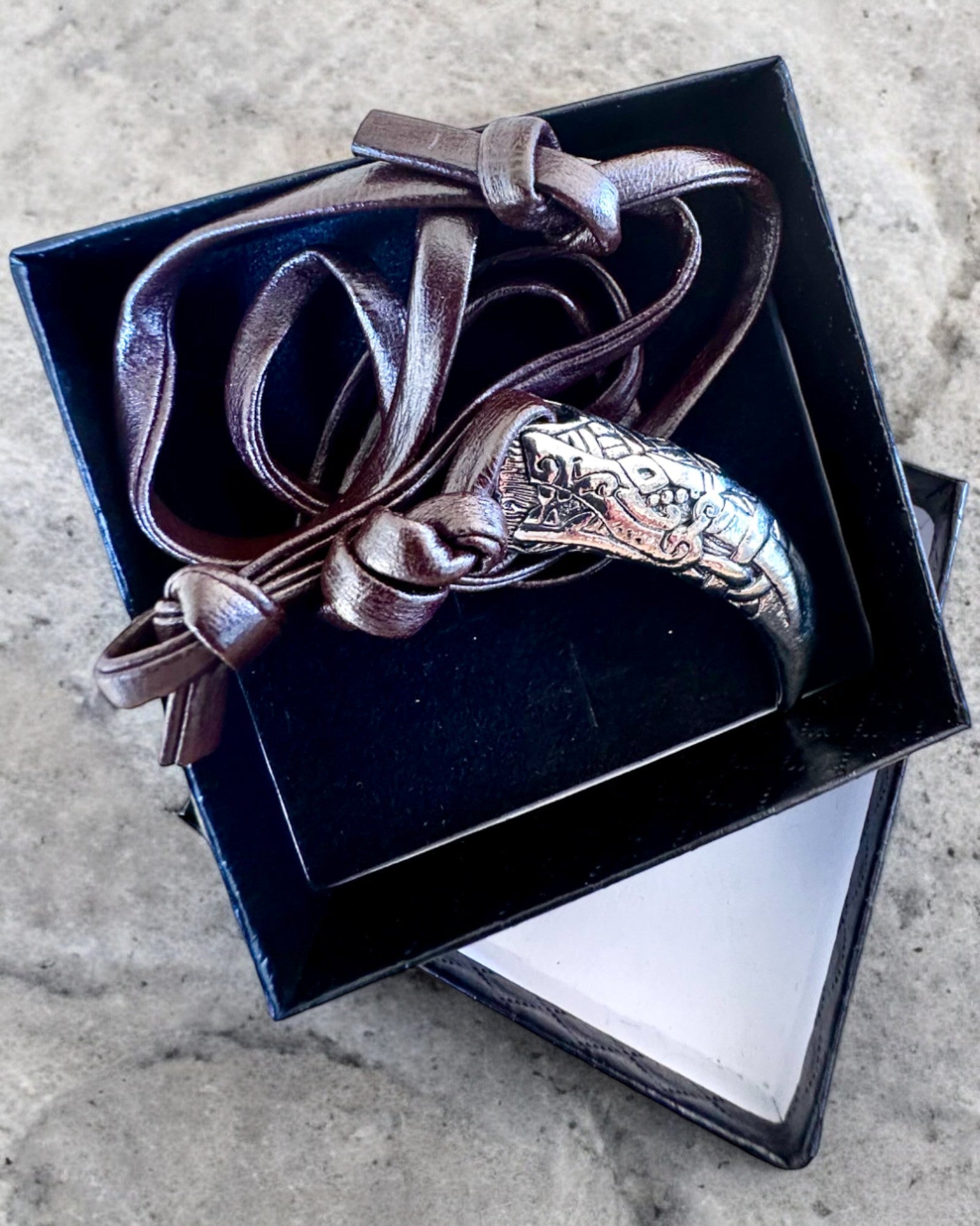 Wilczy Kieł z nehrdzavejúcej ocele – Amulet Odvahy, náhrdelník s možnosťou personalizácie gravírovaním na darček