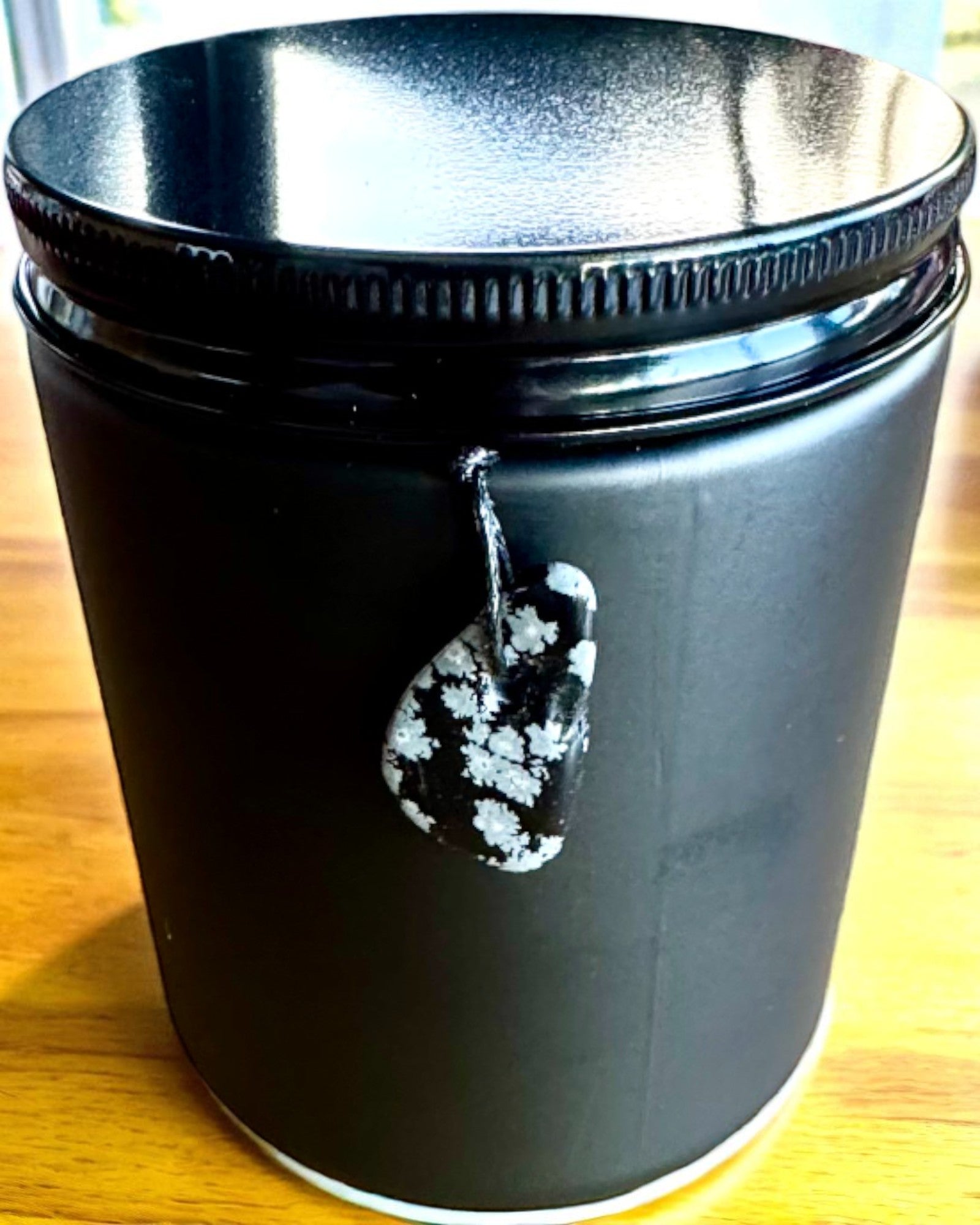 Intenčná sójová sviečka Obsidián – sebadôvera a vnútorná sila, 250 ml, možnosť personalizácie ako darček